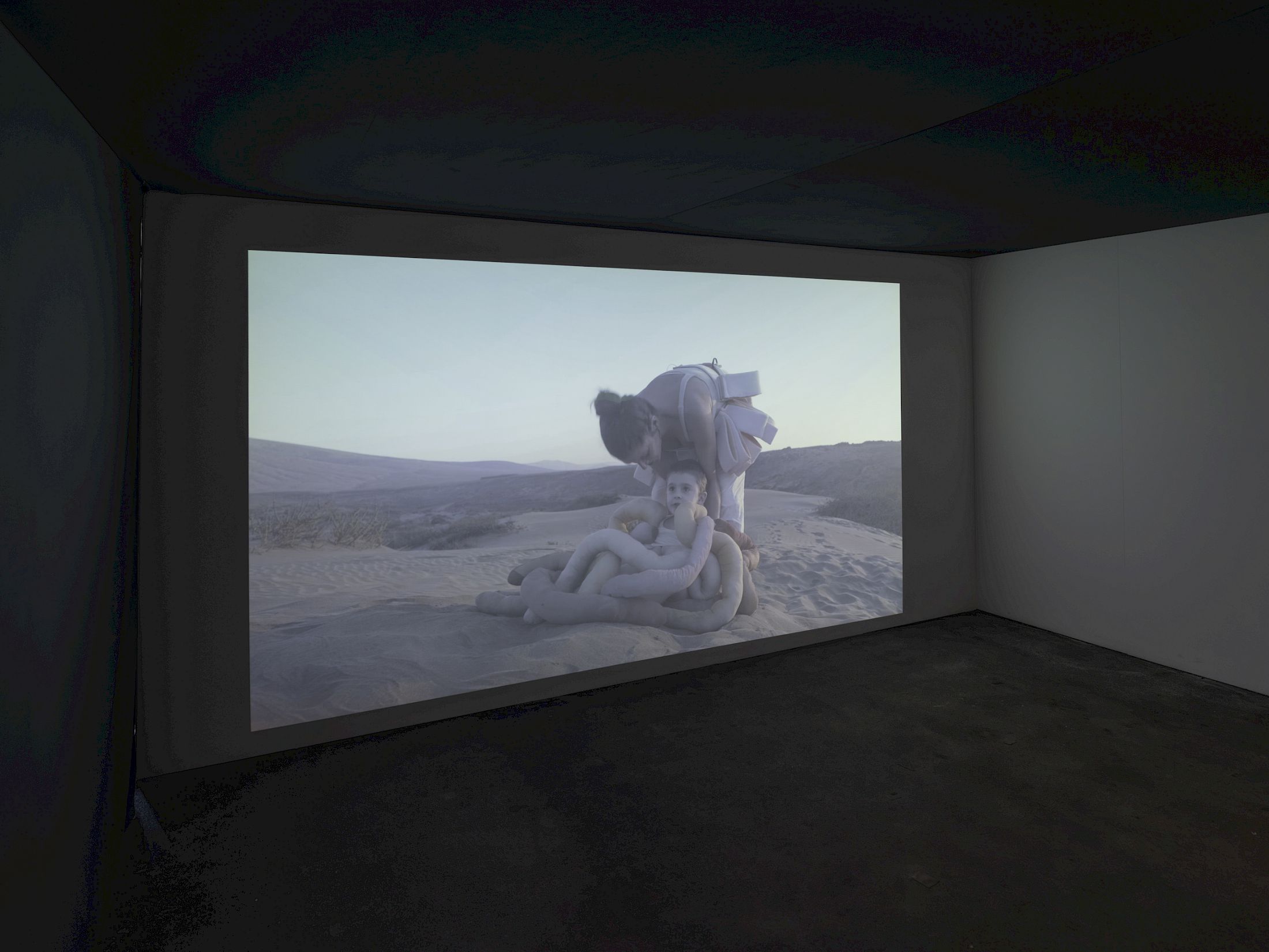 Exhibition View Solo Show Vanessa Safavi «Waves in the Closet» at Tunnel Tunnel, Lausanne, 2025 / Photo: Julien Gremaud / Courtesy: the artist and Tunnel Tunnel