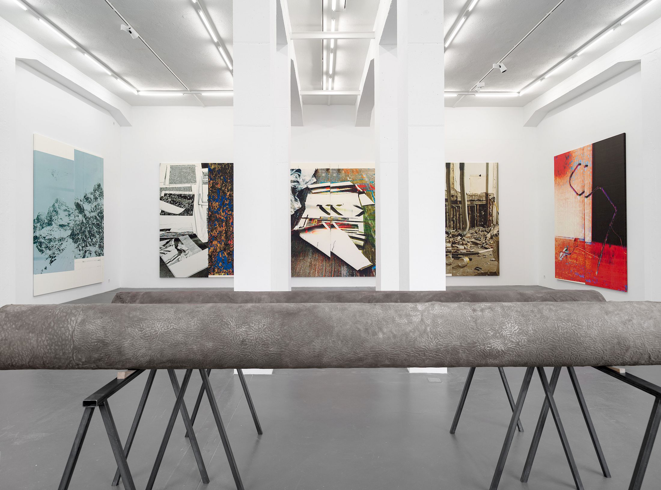 Exhibition View Solo Show Wade Guyton at Galerie Francesca Pia, Zürich, 2025 / Photo: Cedric Mussano / Courtesy: the artist and  Galerie Francesca Pia