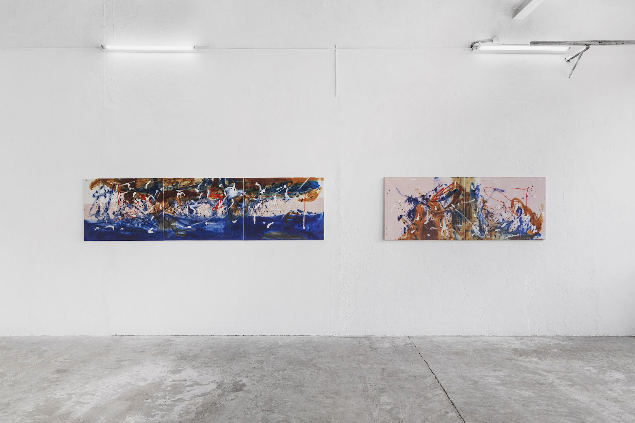 Exhibition View Solo Show Anh Trần «every water has the right place to be in ; view on No more will my green sea go turn a deeper blue, 2025, Acrylic, oil and flashe on linen five panels, each 82.5 × 105 × 3 cm» at CIRCUIT Centre d’art contemporain, Lausanne, 2025-2026 / Photo: Aude Mayer / Courtesy: the artist and CIRCUIT