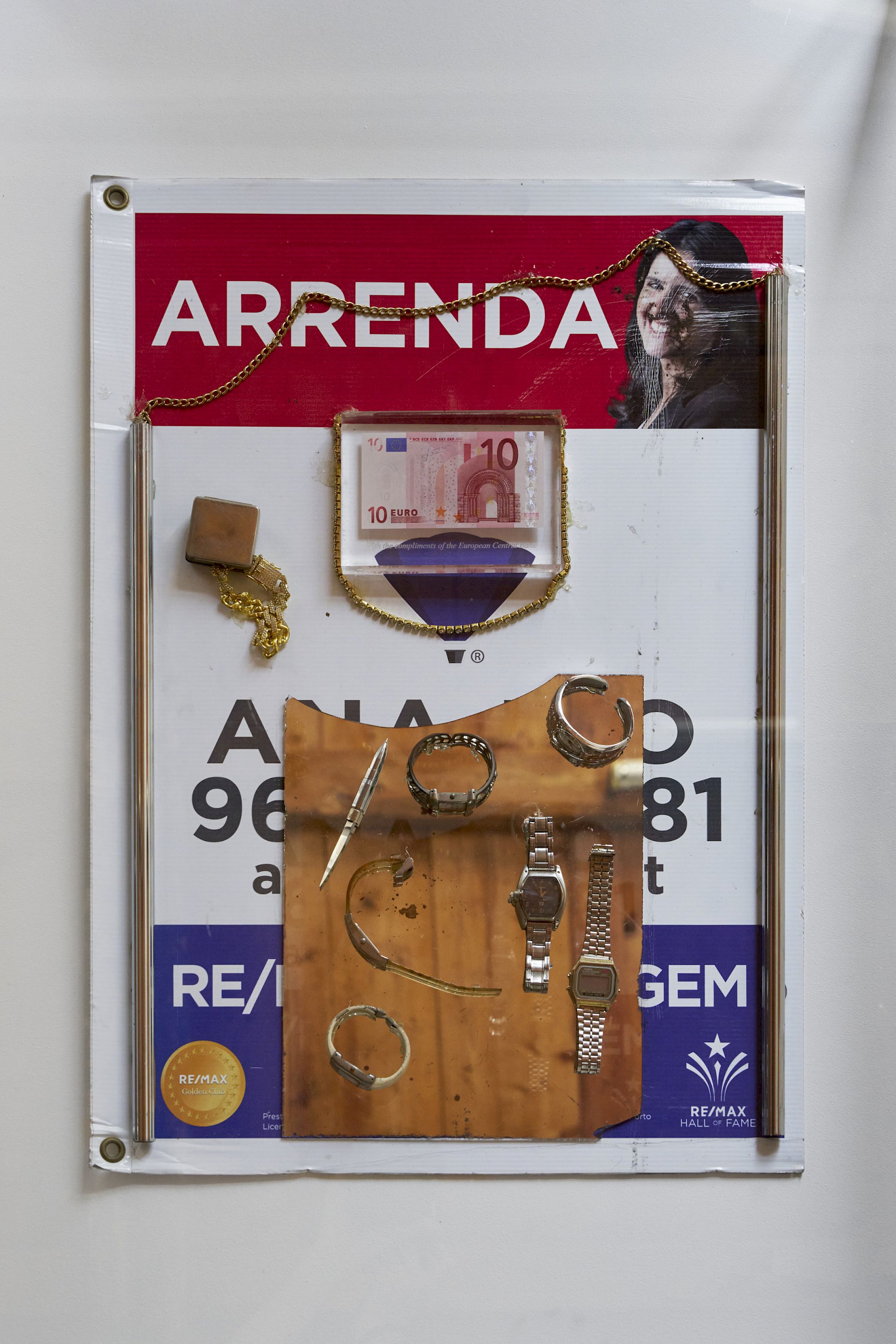 Exhibition View Group Show «Art & Alienation; view on Mauro Cerqueira, Casas num Beco Malcheiroso #2, 2019-2024», at Kunsthalle Friart Fribourg, Fribourg, 2025 / Photo: Guillaume Python / Courtesy: the artist and Kunsthalle Friart Fribourg