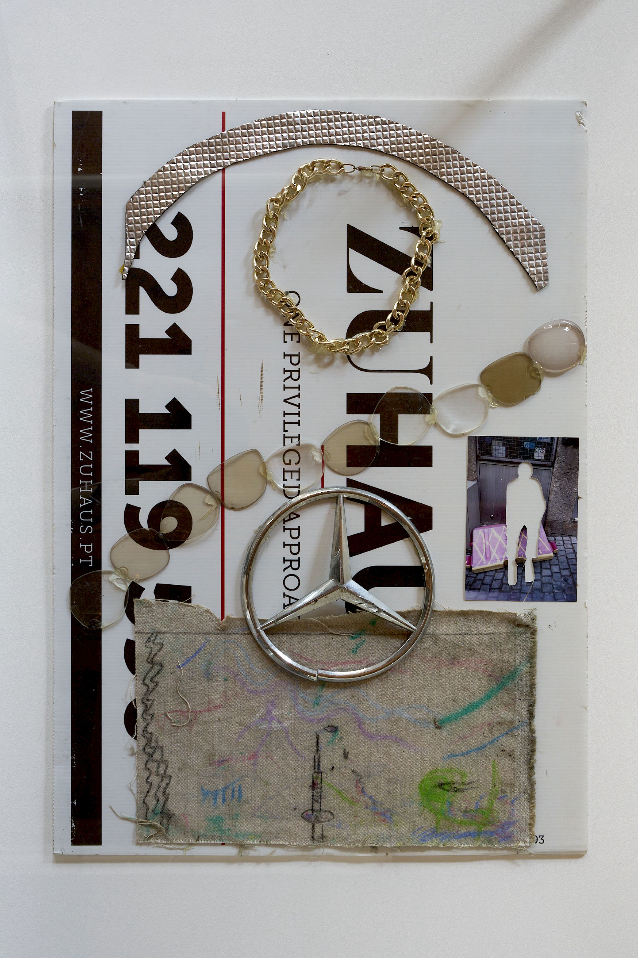 Exhibition View Group Show «Art & Alienation; view on Mauro Cerqueira, Casas num Beco Malcheiroso #3, 2019-2024», at Kunsthalle Friart Fribourg, Fribourg, 2025 / Photo: Guillaume Python / Courtesy: the artist and Kunsthalle Friart Fribourg