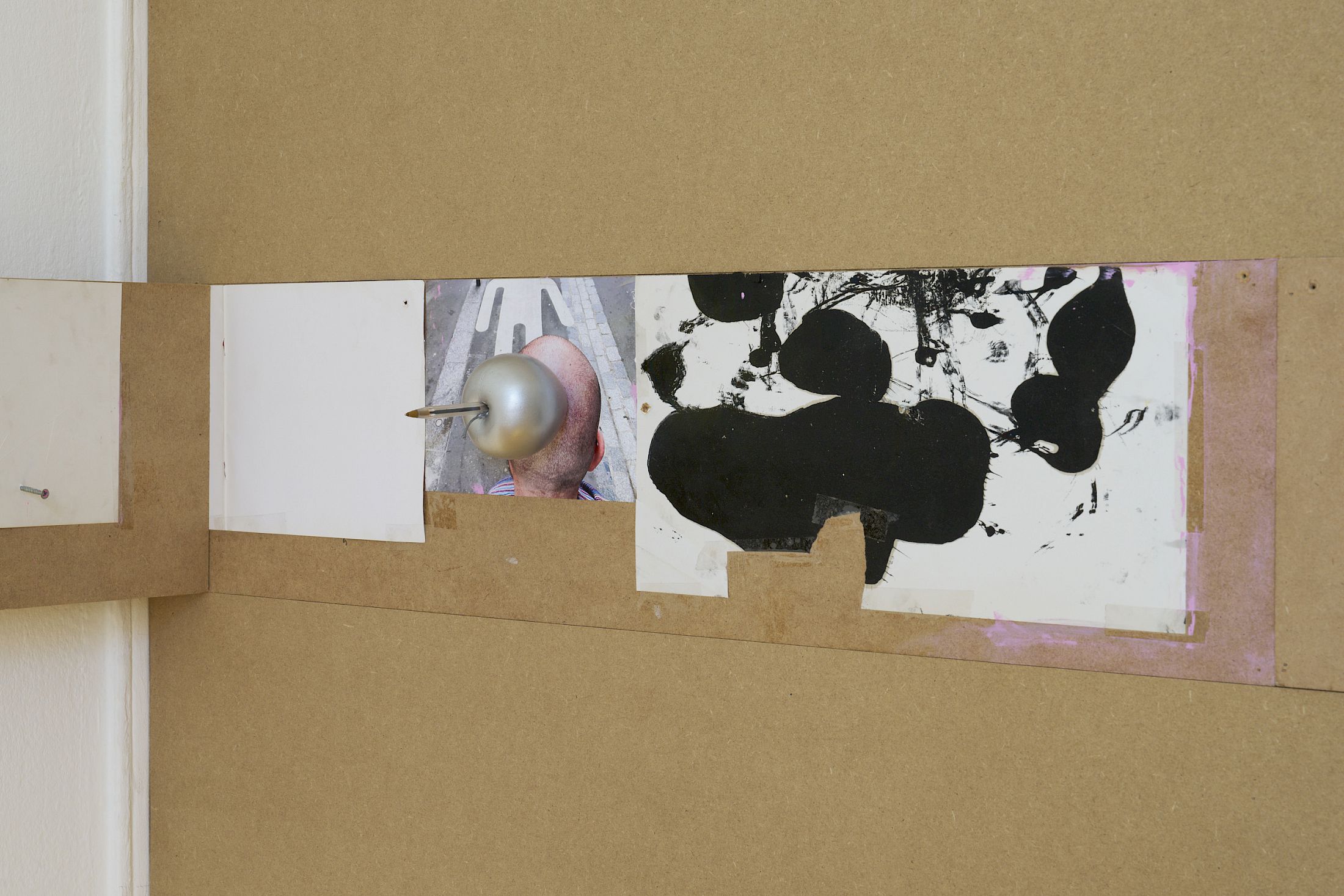 Exhibition View Group Show «Art & Alienation; view on Ethan Assouline, réalité (detail), 2025», at Kunsthalle Friart Fribourg, Fribourg, 2025 / Photo: Guillaume Python / Courtesy: the artist and Kunsthalle Friart Fribourg