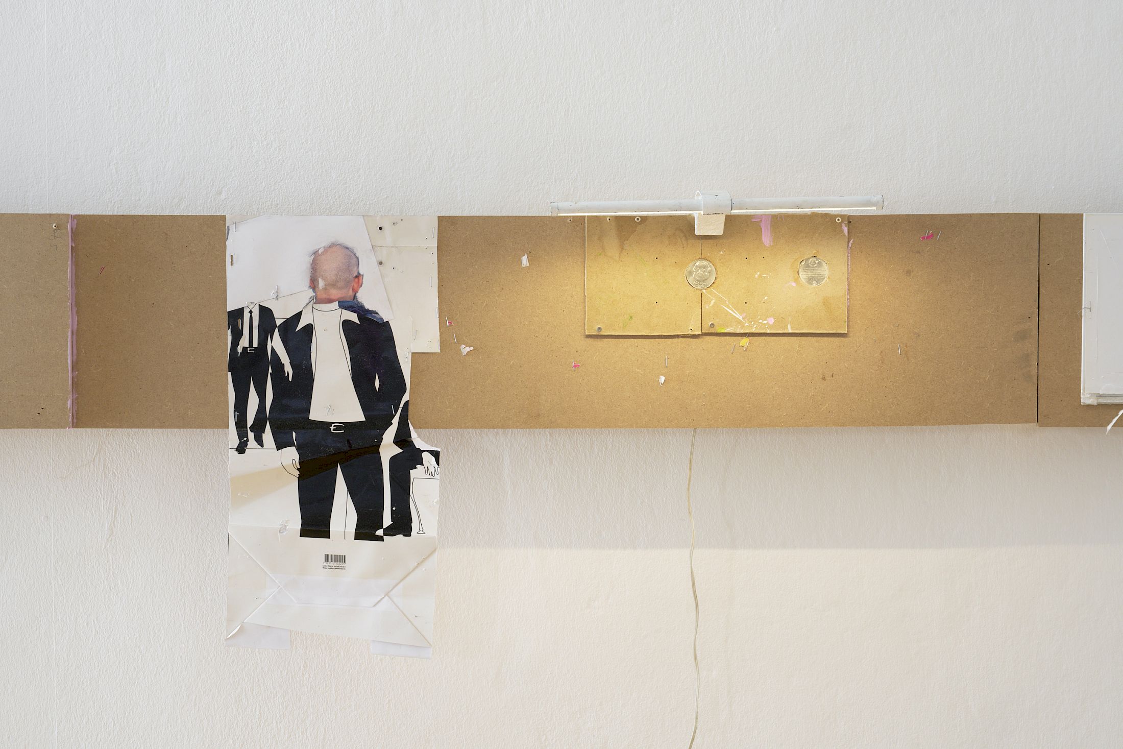 Exhibition View Group Show «Art & Alienation; view on Ethan Assouline, réalité (detail), 2025», at Kunsthalle Friart Fribourg, Fribourg, 2025 / Photo: Guillaume Python / Courtesy: the artist and Kunsthalle Friart Fribourg