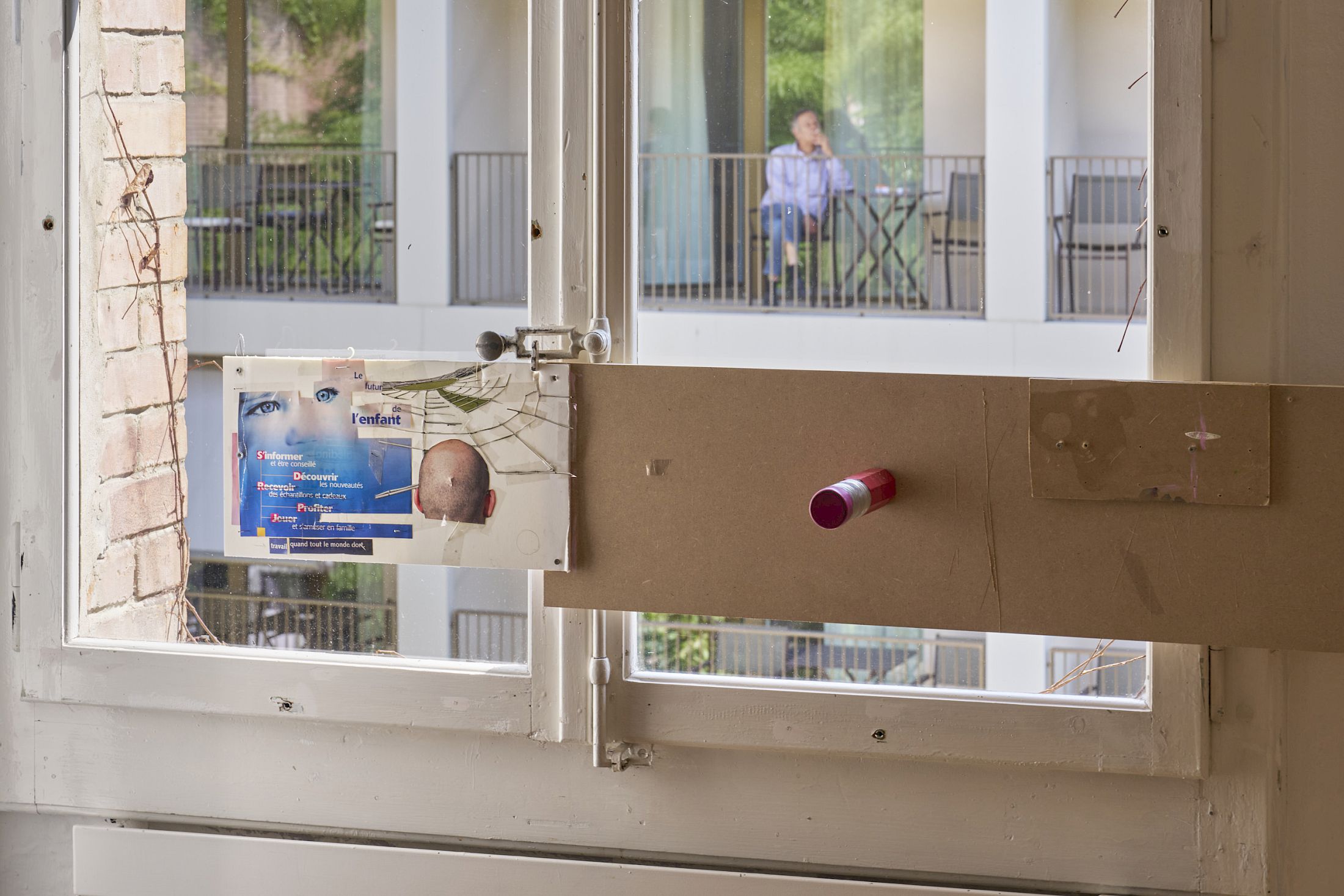 Exhibition View Group Show «Art & Alienation; view on Ethan Assouline, réalité (detail), 2025», at Kunsthalle Friart Fribourg, Fribourg, 2025 / Photo: Guillaume Python / Courtesy: the artist and Kunsthalle Friart Fribourg