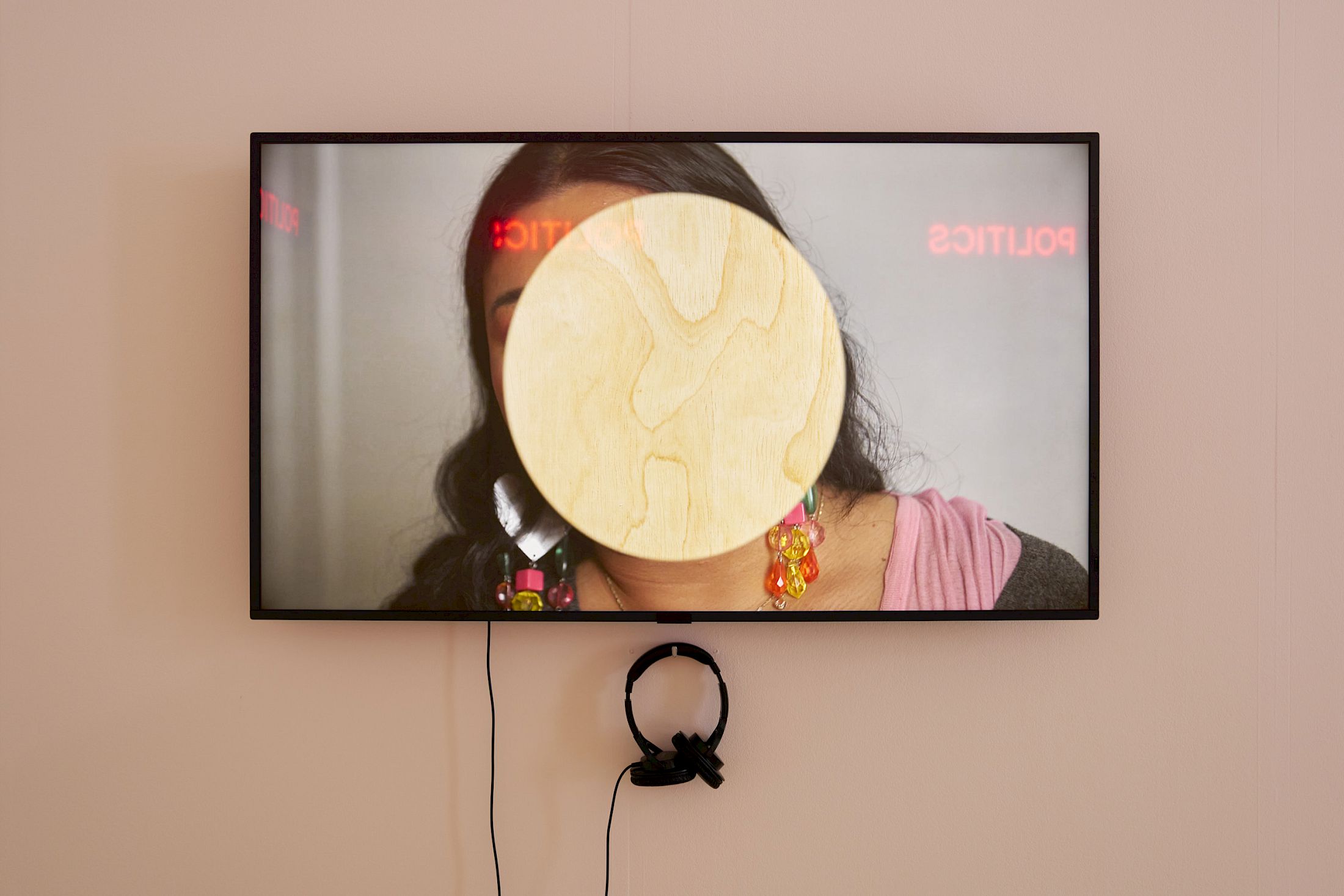 Exhibition View Group Show «Art & Alienation; view on Hannah Black, Broken Windows, 2022», at Kunsthalle Friart Fribourg, Fribourg, 2025 / Photo: Guillaume Python / Courtesy: the artist and Arcadia Missa, London