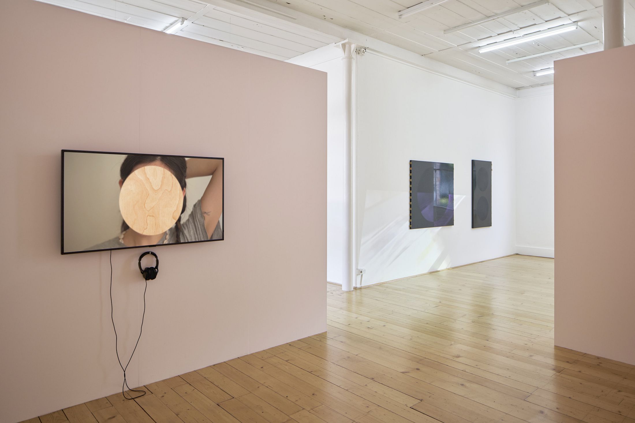 Exhibition View Group Show «Art & Alienation», at Kunsthalle Friart Fribourg, Fribourg, 2025 / Photo: Guillaume Python / Courtesy: the artists and Kunsthalle Friart Fribourg