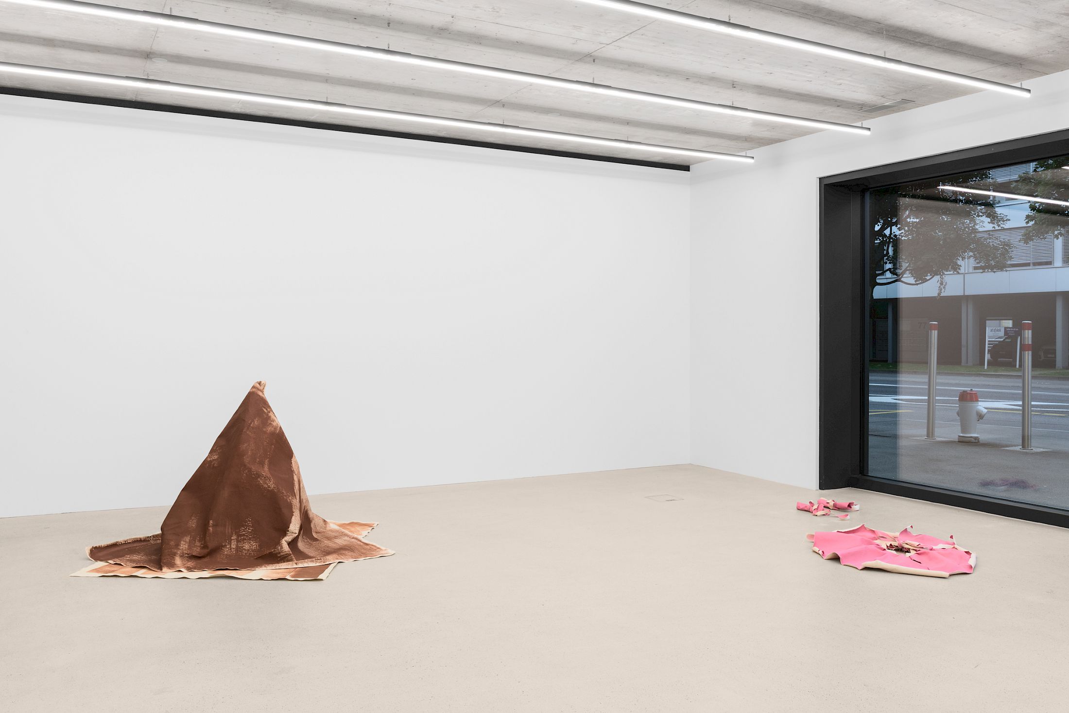 Exhibition View Solo Show Azize Ferizi «Fit In For Me» at Windhager Von Kaenel, Zug, 2025 / Photo: Julian Blum / Courtesy: the artist and Windhager von Kaenel