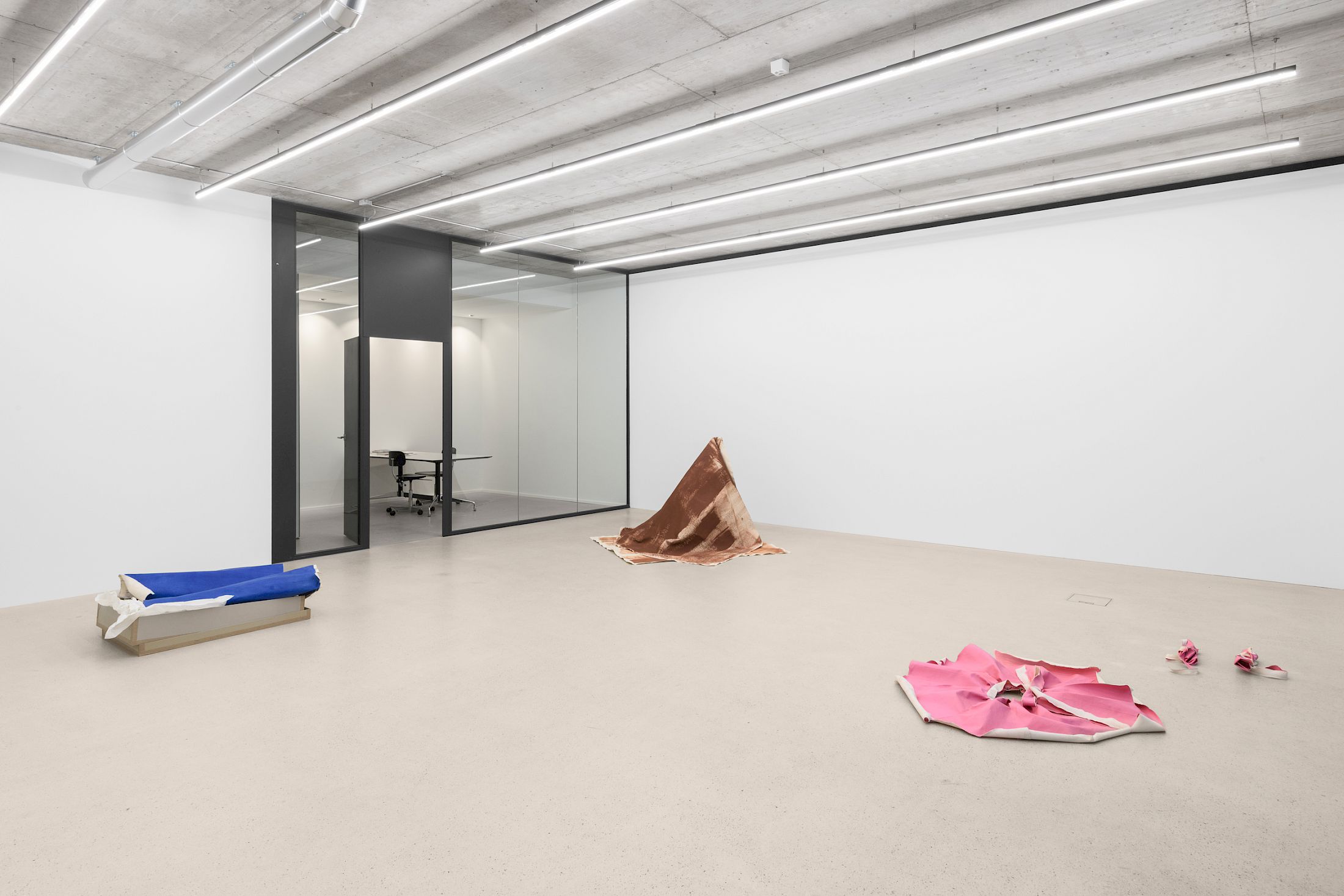 Exhibition View Solo Show Azize Ferizi «Fit In For Me» at Windhager Von Kaenel, Zug, 2025 / Photo: Julian Blum / Courtesy: the artist and Windhager von Kaenel