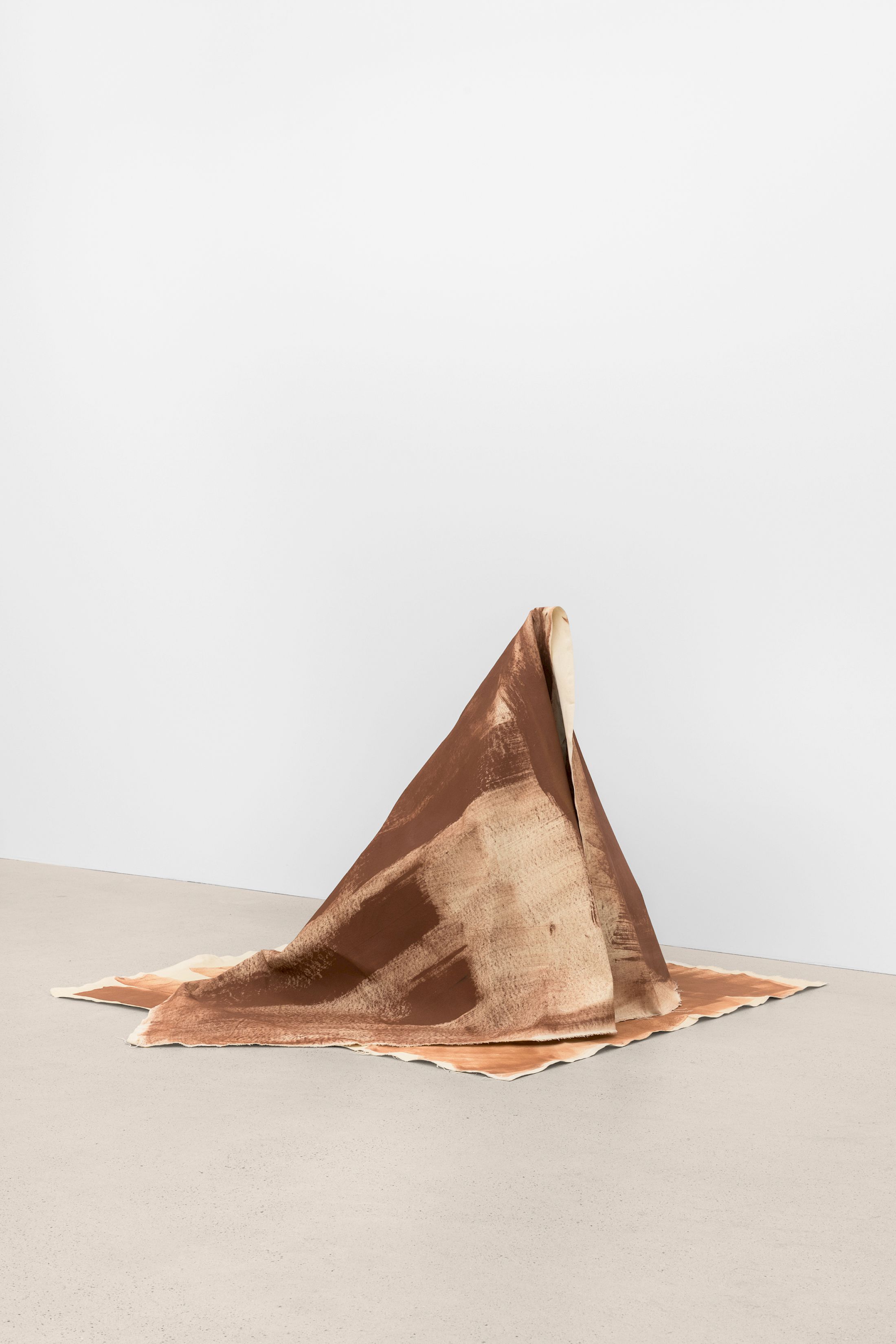 Exhibition View Solo Show Azize Ferizi «Fit In For Me ; view on Praying Monk, 2025, oil on canvas, metal wire, 142 x 160 x 105cm» at Windhager Von Kaenel, Zug, 2025 / Photo: Julian Blum / Courtesy: the artist and Windhager von Kaenel