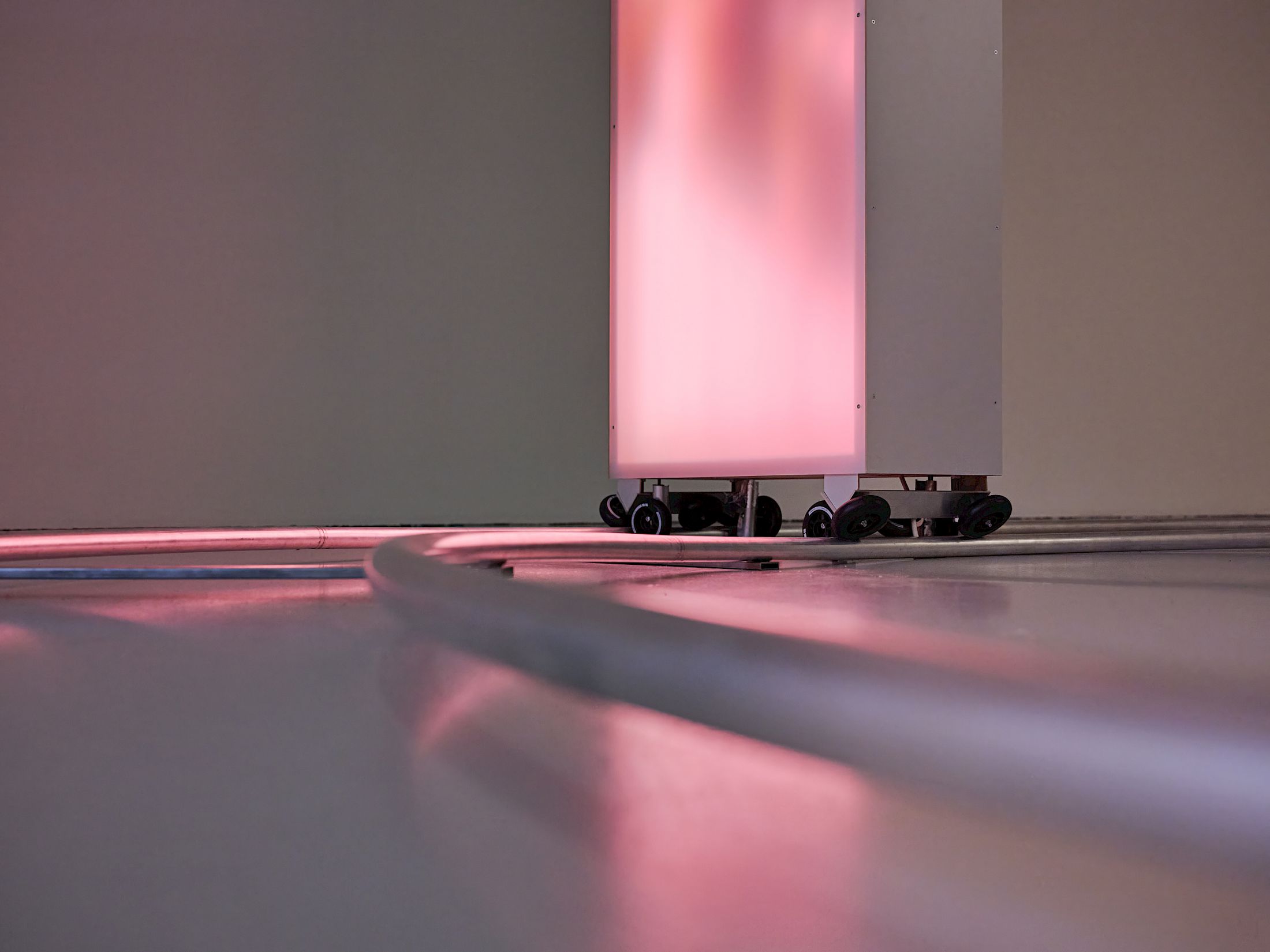 Exibition View Solo Show Camille Dumond «Everything but sliced ; view on Power of the spin, 2025, Installation and wall elements, aluminum, steel, wood, LED, 5.30 × 3.30 m» at Ferme de la Chapelle, Geneva, Grand-Lancy, 2025 / Photo: Nicolas Delaroche / Courtesy: the artist and Ferme de la Chapelle