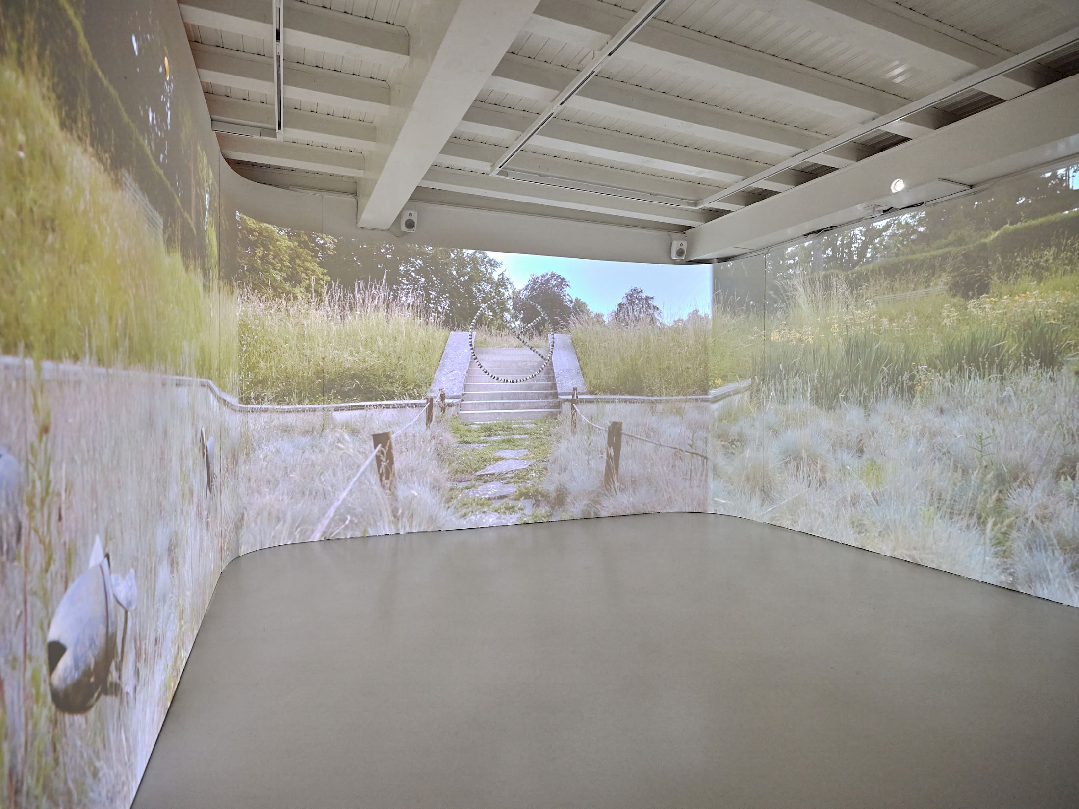 Exibition View Solo Show Camille Dumond «Everything but sliced ; view on Longshot, 2025, Hybrid video, 3 channels, 5’, 4K, 3D, stereo» at Ferme de la Chapelle, Geneva, Grand-Lancy, 2025 / Photo: Nicolas Delaroche / Courtesy: the artist and Ferme de la Chapelle