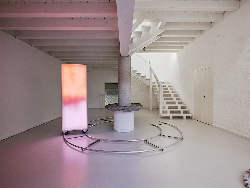 Exibition View Solo Show Camille Dumond «Everything but sliced ; view on Power of the spin, 2025, Installation and wall elements, aluminum, steel, wood, LED, 5.30 × 3.30 m» at Ferme de la Chapelle, Geneva, Grand-Lancy, 2025 / Photo: Nicolas Delaroche / Courtesy: the artist and Ferme de la Chapelle