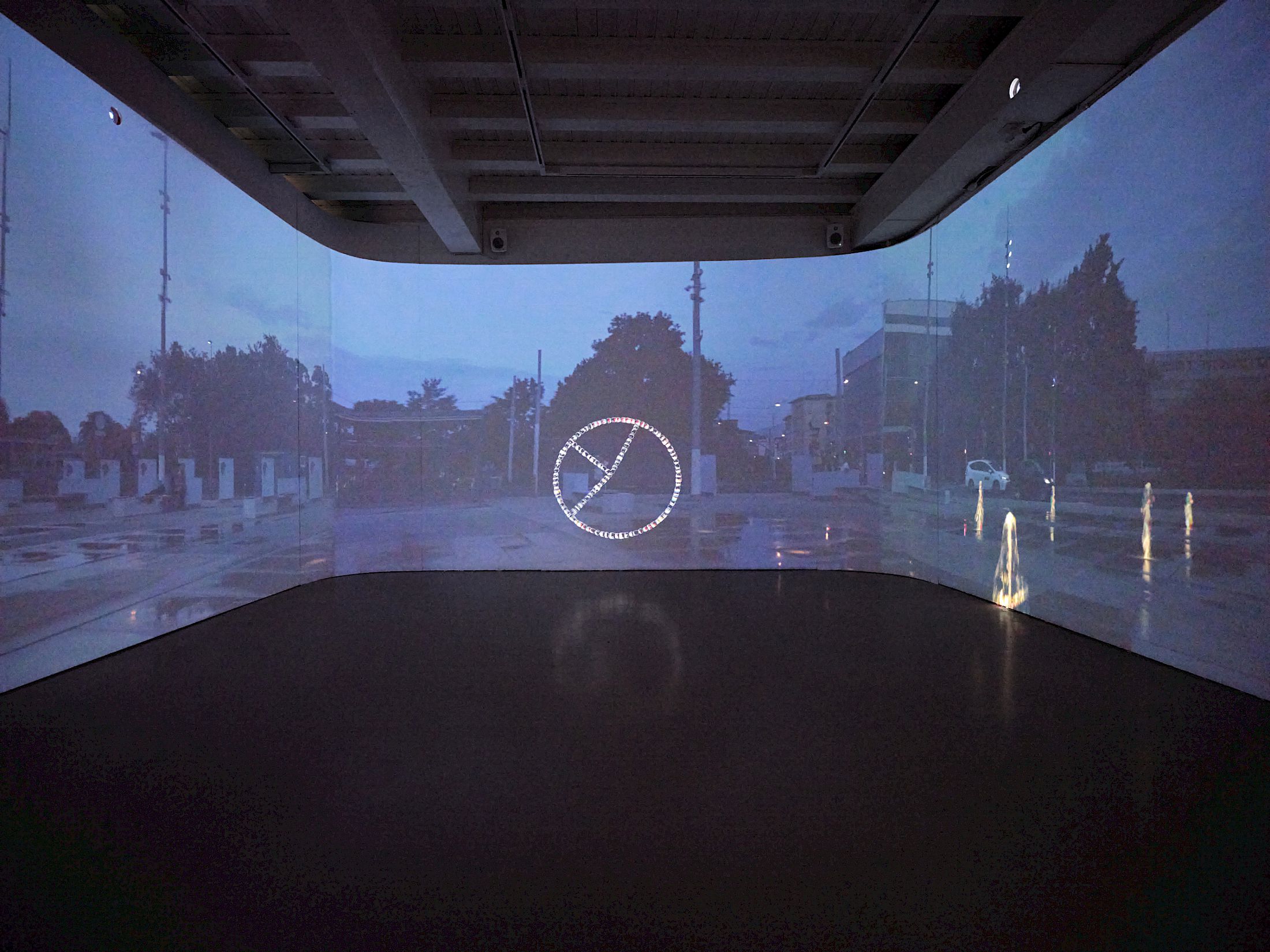 Exibition View Solo Show Camille Dumond «Everything but sliced ; view on Longshot, 2025, Hybrid video, 3 channels, 5’, 4K, 3D, stereo» at Ferme de la Chapelle, Geneva, Grand-Lancy, 2025 / Photo: Nicolas Delaroche / Courtesy: the artist and Ferme de la Chapelle