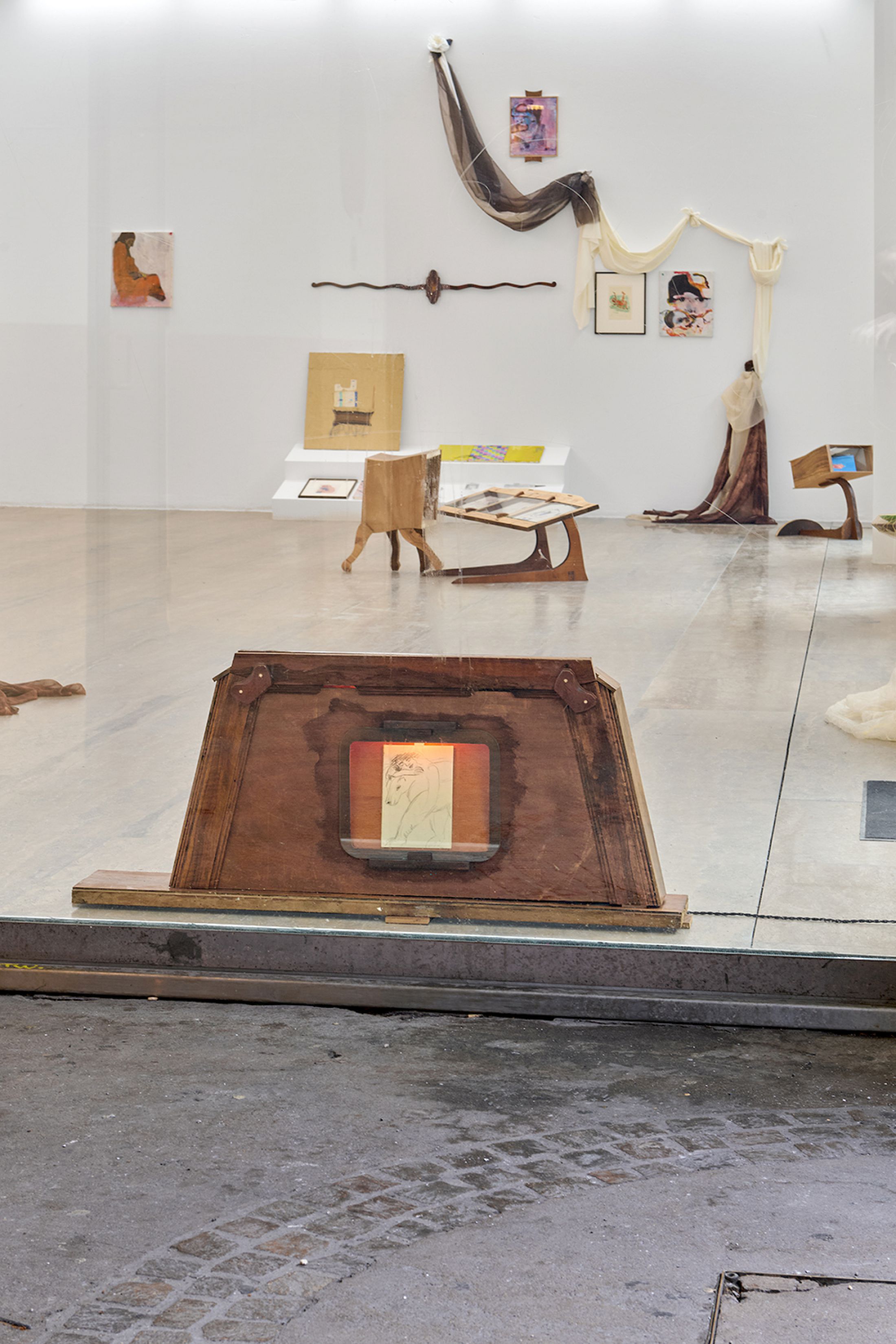 Exhibition View Duo Show Cathy Josefowitz and Jessy Razafimandimby «Valse Velue» at Halle Nord, Geneva, 2026 / Photo: Thomas Maisonnasse / Courtesy: the artists and Halle Nord