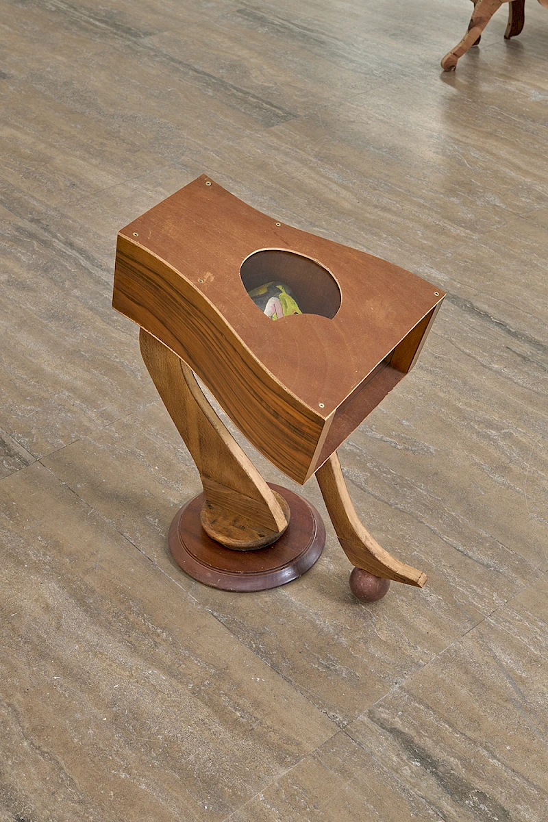 Exhibition View Duo Show Cathy Josefowitz and Jessy Razafimandimby «Valse Velue ; view on J. Razafimandimby, Bird Song, 2025, Wood, glass, plexiglas, Variable dimensions, C. Josefowitz, untitled, c. 1976, Oil on paper, 17 x 19 x 9 cm» at Halle Nord, Geneva, 2026 / Photo: Thomas Maisonnasse / Courtesy: the artists and Halle Nord