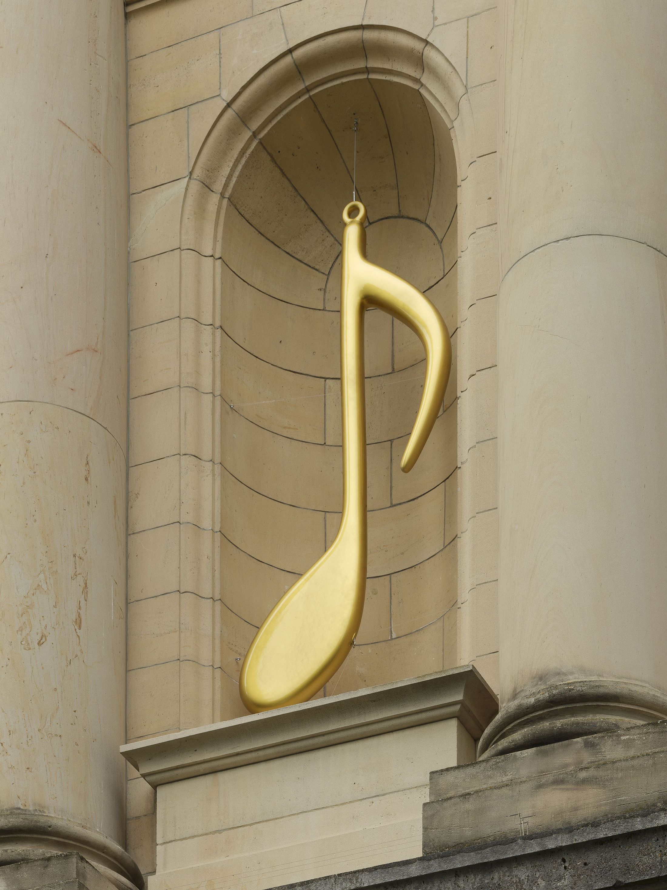 Exhibition View Solo Show Francisco Sierra «Alfombra ; view on A Drop of Joy, 2025, Polyurethane and paint, 235 × 11 × 100 cm» at Kunstmuseum Solothurn, 2025-2026 / Photo: Sebastian Verdon / Courtesy: the artist and Kunstmuseum Solothurn