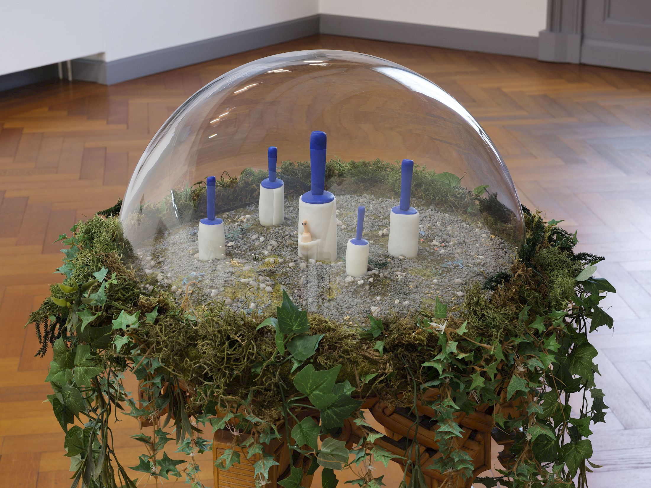 Exhibition View Solo Show Francisco Sierra «Alfombra ; view on Die Kleiderroller im Park, 2007, Mixed Media, 145 × 58 × 58 cm» at Kunstmuseum Solothurn, 2025-2026 / Photo: Sebastian Verdon / Courtesy: private collection