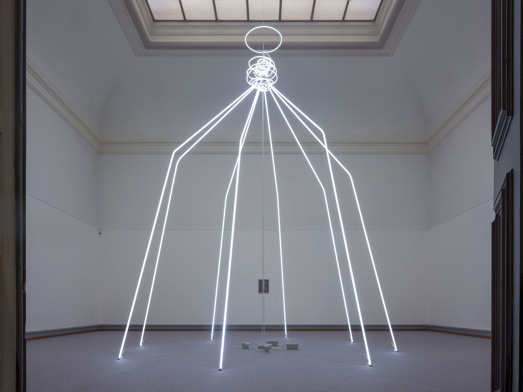 Exhibition View Solo Show Francisco Sierra «Alfombra ; view on The Holy Spider, 2025, Neon, ca. 560 × 470 × 470 cm» at Kunstmuseum Solothurn, 2025-2026 / Photo: Sebastian Verdon / Courtesy: the artist and Kunstmuseum Solothurn