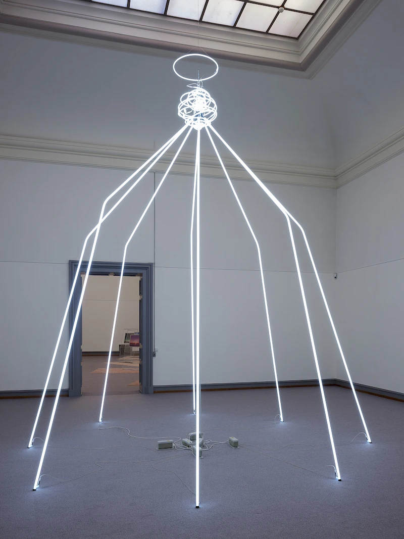 Exhibition View Solo Show Francisco Sierra «Alfombra ; view on The Holy Spider, 2025, Neon, ca. 560 × 470 × 470 cm» at Kunstmuseum Solothurn, 2025-2026 / Photo: Sebastian Verdon / Courtesy: the artist and Kunstmuseum Solothurn