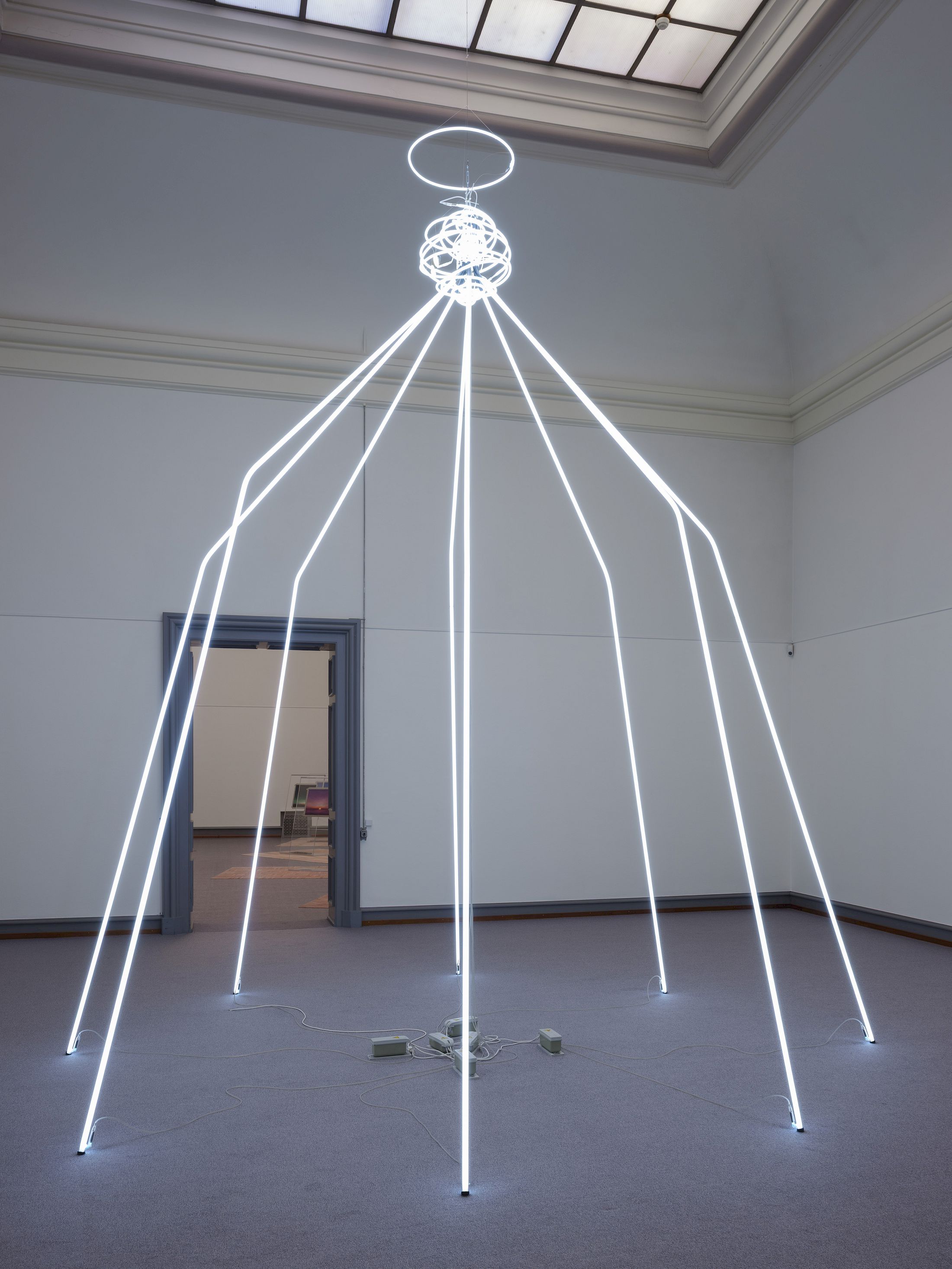 Exhibition View Solo Show Francisco Sierra «Alfombra ; view on The Holy Spider, 2025, Neon, ca. 560 × 470 × 470 cm» at Kunstmuseum Solothurn, 2025-2026 / Photo: Sebastian Verdon / Courtesy: the artist and Kunstmuseum Solothurn