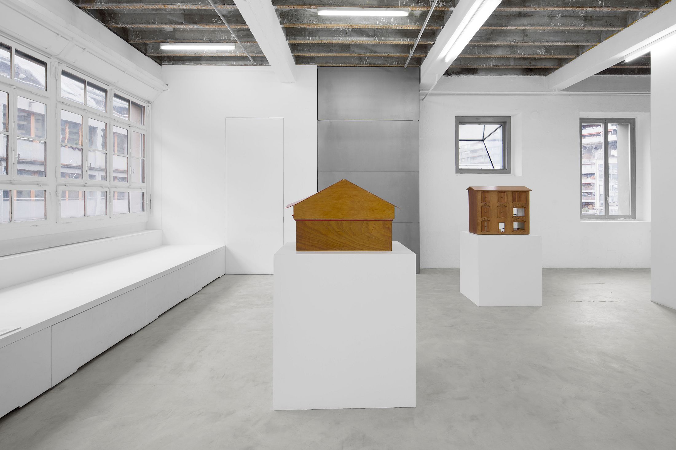 Exhibition View Group Show ; view on Victoria Colmegna, Toys of the rich, 2025, 55 × 38 × 72 cm and Anonymous plots, 2025, 80 × 35 × 70 cm, dollhouses at Forde, Geneva, 2026 / Photo: Théa Giglio / Courtesy: the artist, Galerie Oskar Weiss and Forde