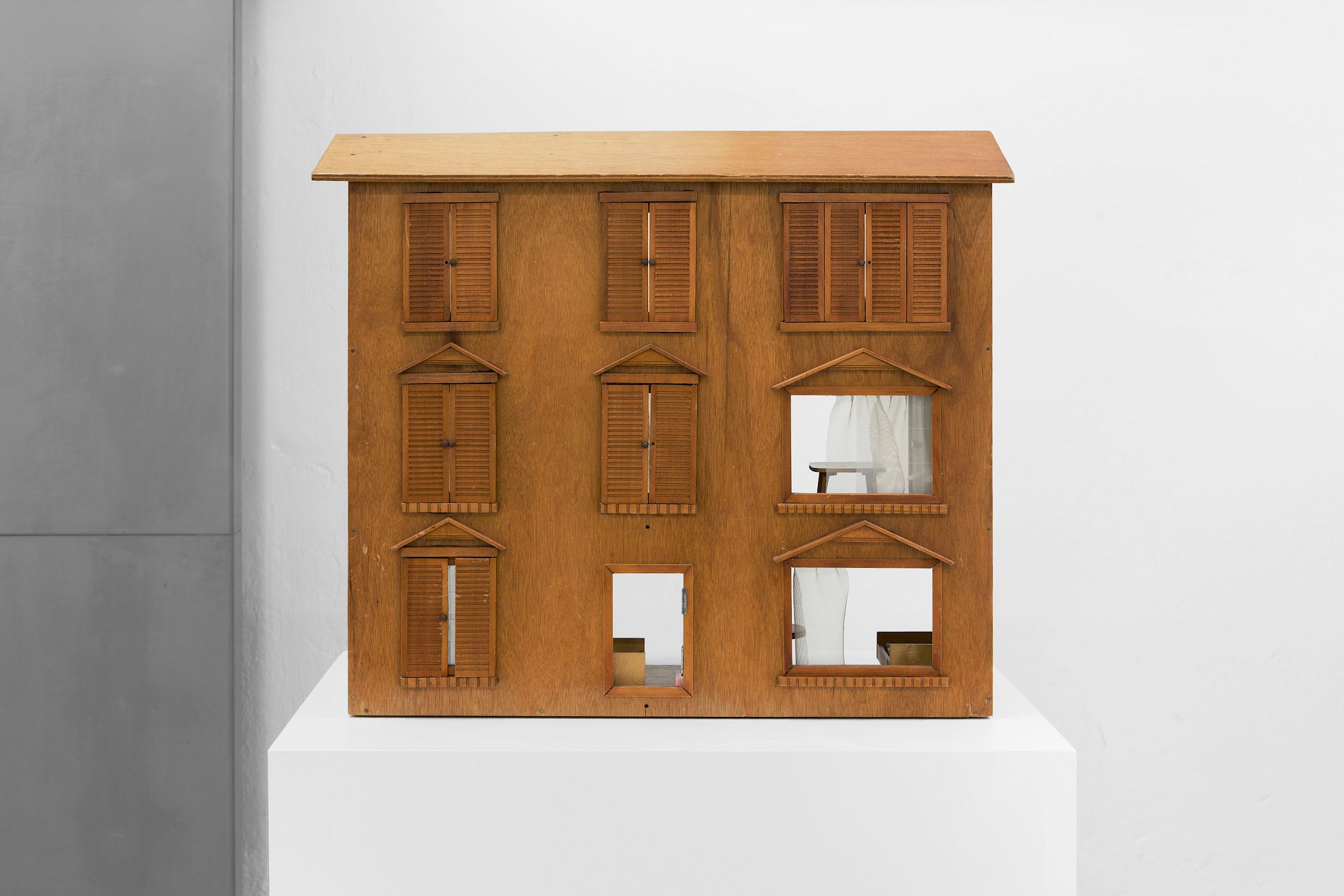 Exhibition View Group Show ; view on Victoria Colmegna, Anonymous plots, 2025, 80 × 35 × 70 cm, dollhouse at Forde, Geneva, 2026 / Photo: Théa Giglio / Courtesy: the artist, Galerie Oskar Weiss and Forde