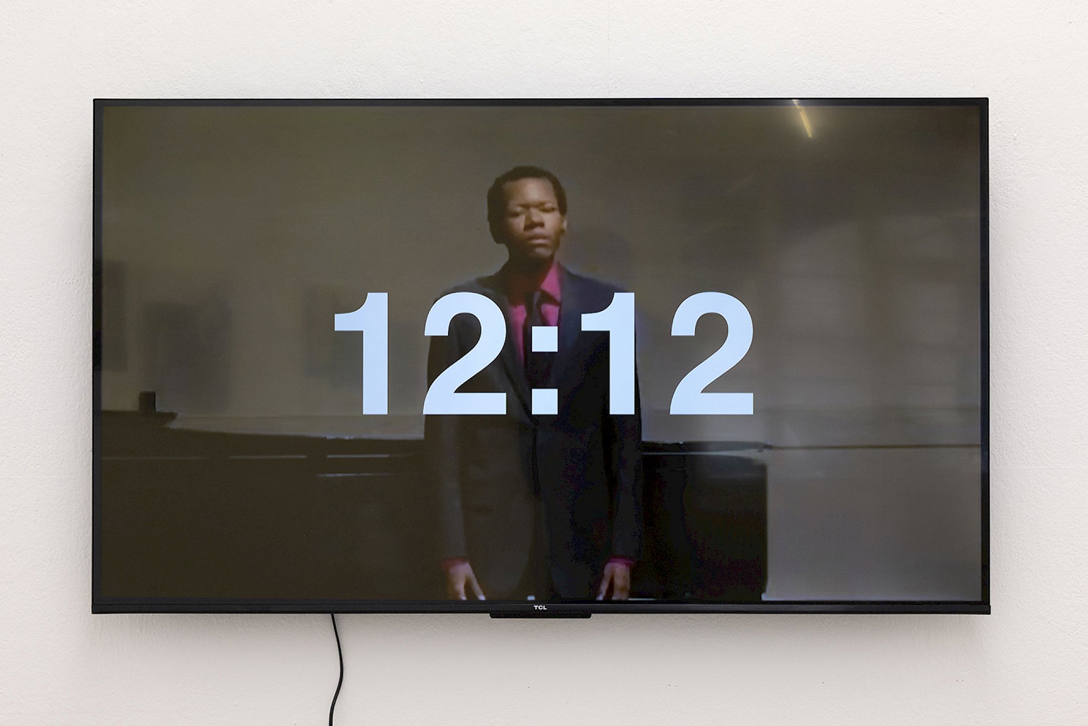 Exhibition View Solo Show Jiajia Zhang «How To Spend It ; view on Twelve Twelve, 2025, HD Video, 16:9, 20’08‘‘, Color, Sound, Found Footage of people performing Gefrorene Tränen from Schubert’s Winterreise Liederzyklus» at Milieu, Bern, 2025 / Photo: Jiří Makovec / Courtesy: the artist and Milieu