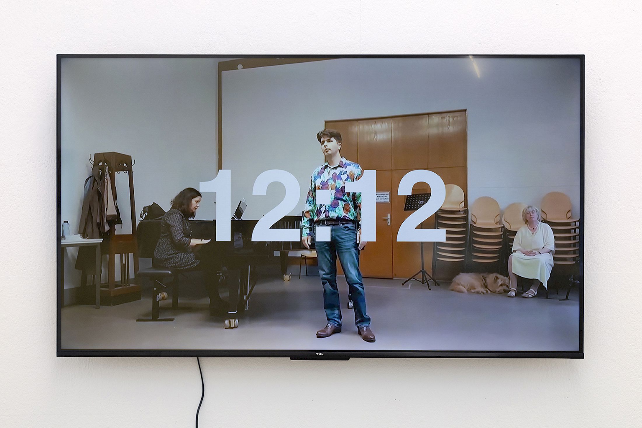 Exhibition View Solo Show Jiajia Zhang «How To Spend It ; view on Twelve Twelve, 2025, HD Video, 16:9, 20’08‘‘, Color, Sound, Found Footage of people performing Gefrorene Tränen from Schubert’s Winterreise Liederzyklus» at Milieu, Bern, 2025 / Photo: Jiří Makovec / Courtesy: the artist and Milieu