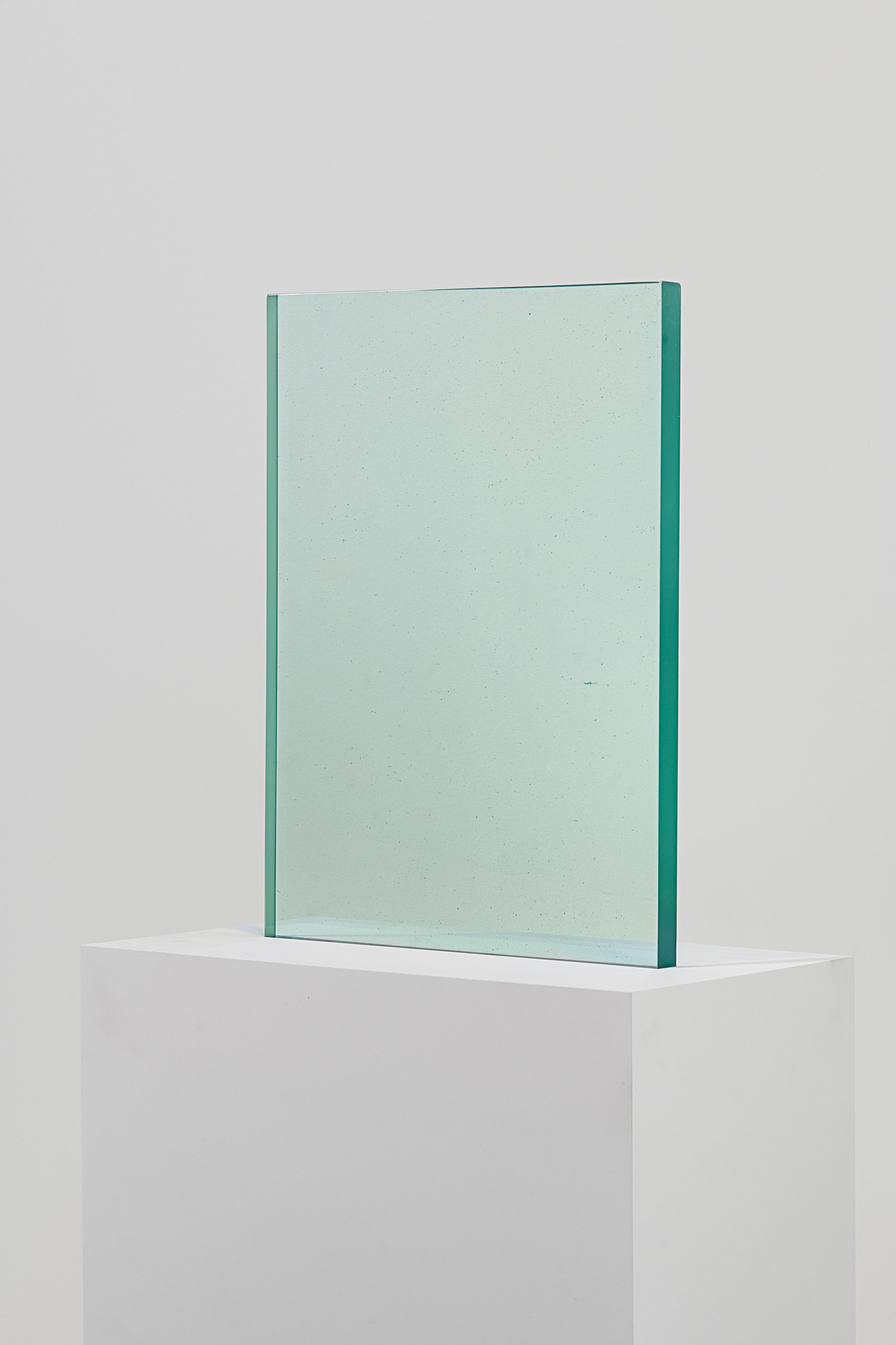 Exhibition View Solo Show Katie Paterson «True North ; view on Spectre, 2024, glass made with sands from deserts across the Earth» at Galerie Tschudi, Zurich, 2026 / Photo: Phoebe d'Heurle / Courtesy: the artist and Ingleby, and Galerie Tschudi