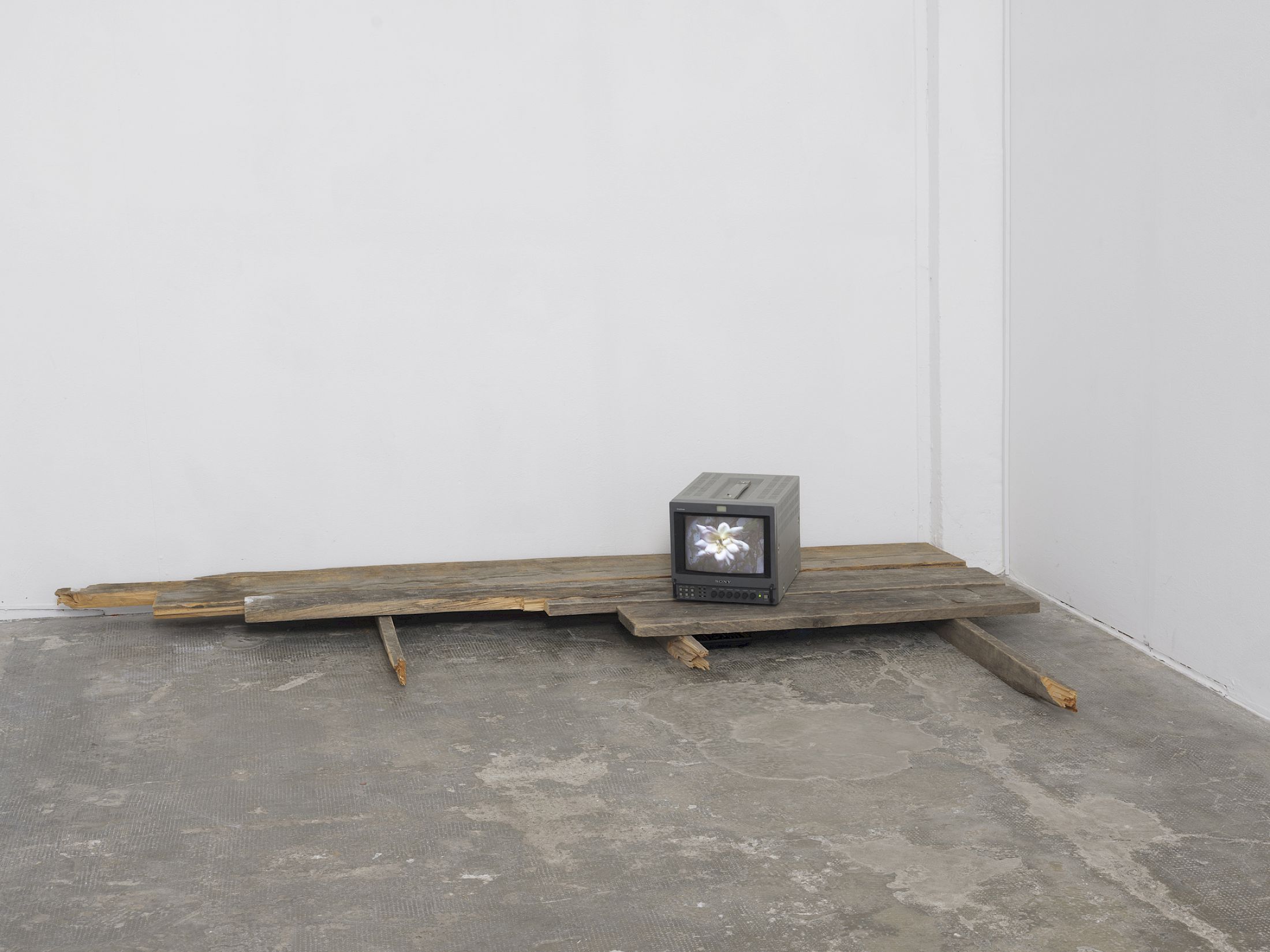 Exhibition View Group Show «Long distance relationship ; view on Théa Giglio, To the ones who leave To the ones who stay, 2022, cathodic TV, 1’ loop video, reclaimed wood from the exhibition Something Like Falling Off The World (Forde, 2022), Variable dimensions» at Smallville, Neuchâtel, 2025 / Photo: Sebastien Verdon / Courtesy: the artists and Smallville