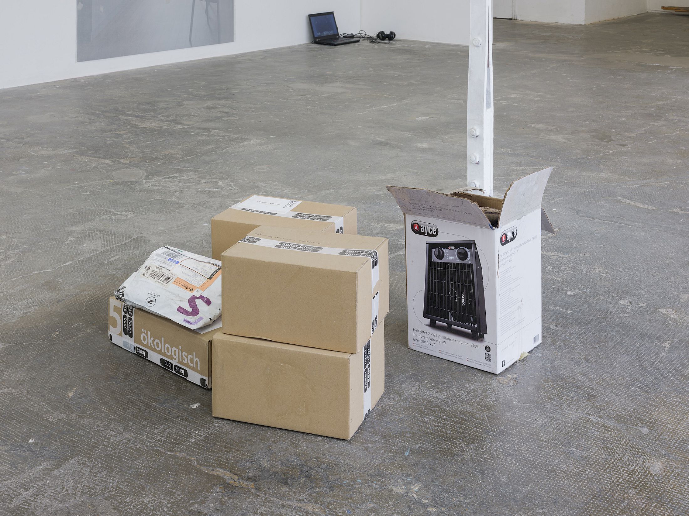 Exhibition View Group Show «Long distance relationship ; view on Théa Giglio, Artists shoes, 2025, cardboard boxes from the exhibition Artist’s Shoes (Smallville, 2017), temporarily displaced from attic storage, Variable dimensions» at Smallville, Neuchâtel, 2025 / Photo: Sebastien Verdon / Courtesy: the artists and Smallville