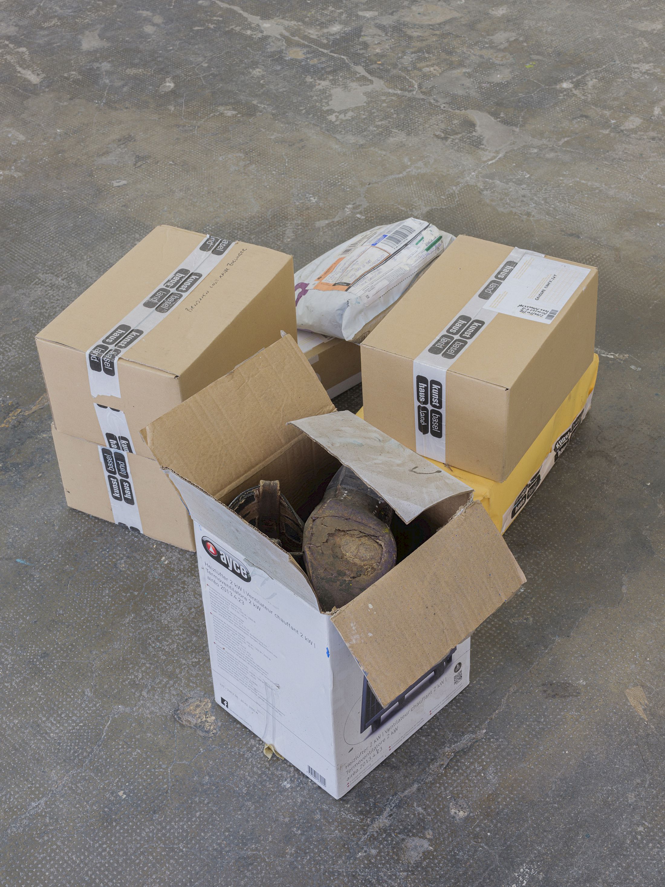 Exhibition View Group Show «Long distance relationship ; view on Théa Giglio, Artists shoes, 2025, cardboard boxes from the exhibition Artist’s Shoes (Smallville, 2017), temporarily displaced from attic storage, Variable dimensions» at Smallville, Neuchâtel, 2025 / Photo: Sebastien Verdon / Courtesy: the artists and Smallville