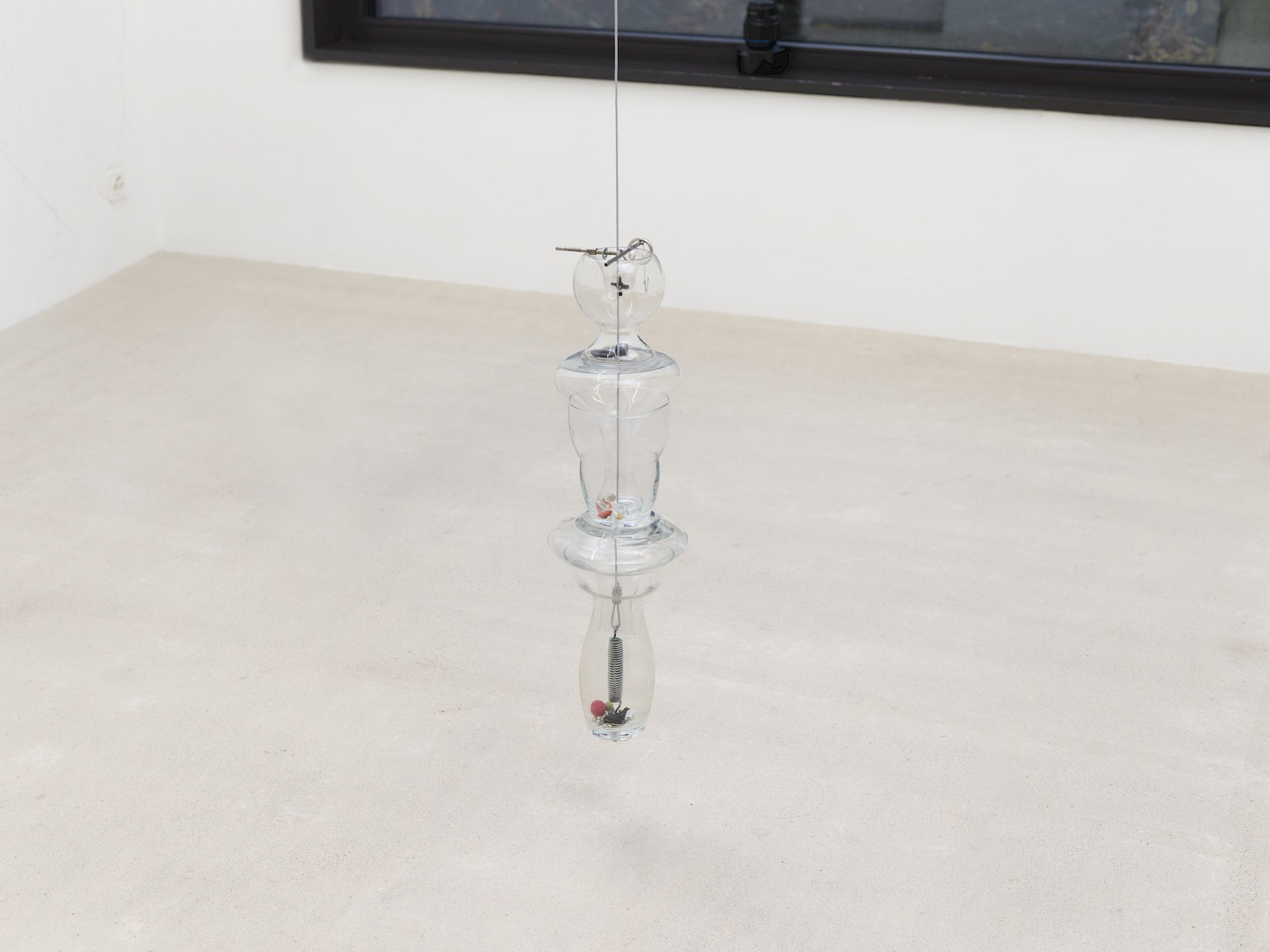 Exhibition View Solo Show Mathis Pfäffli «Meteora ; view on Collector VIIII, 2025, found and collected glass, found metal objects, metal wires, screws, hooks, gathered findings, 77 × 21 cm» at Damien and the Love Guru, Zurich, 2025-2026 / Photo: Felix Jungo / Courtesy: the artist and Damien and the Love Guru