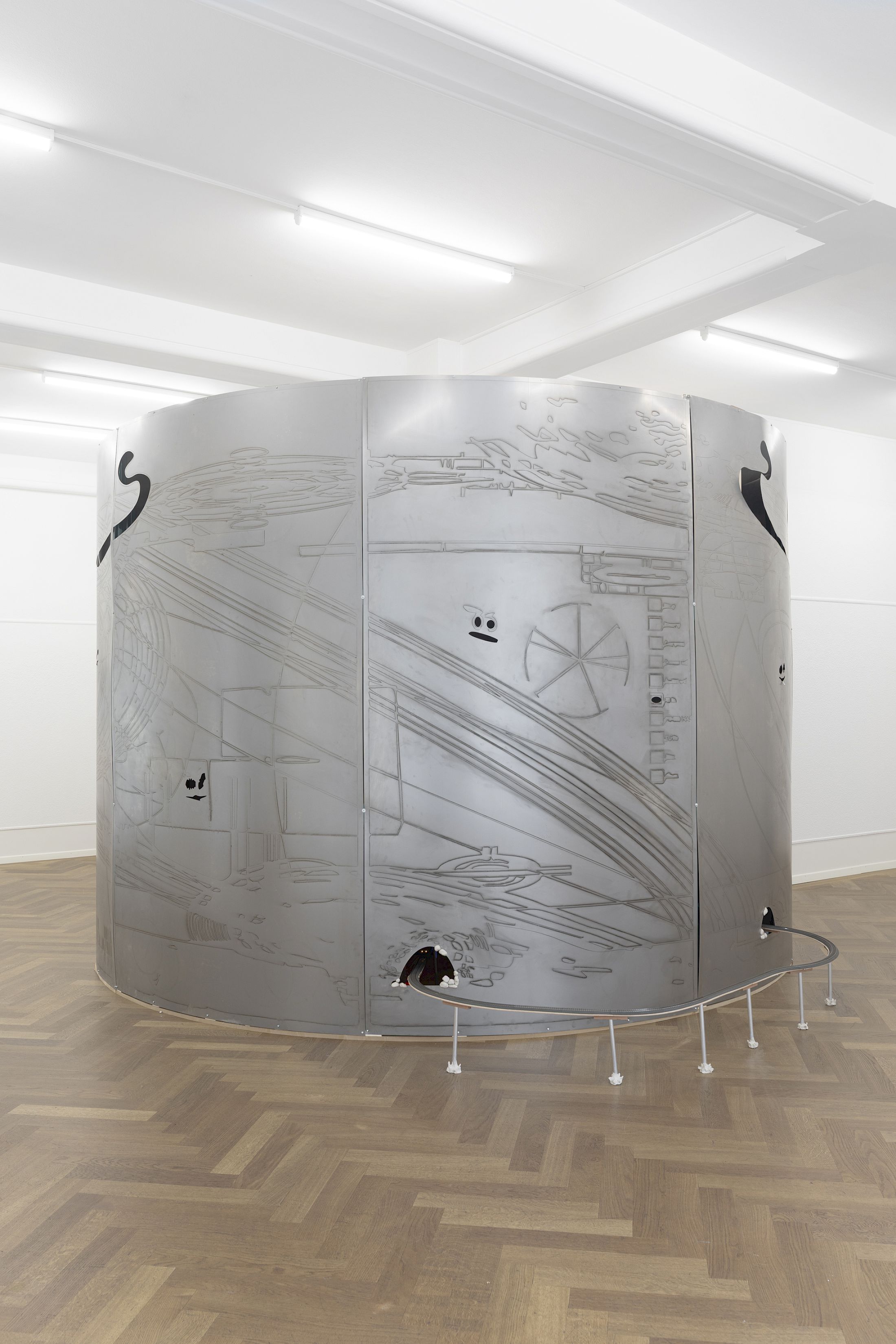 Exhibition View Solo Show Rebecca Solari «POGO NEL BRODO» at Krone Couronne, Biel/Bienne, 2025 / Photo: Michal Schorro / Courtesy: the artist and Krone Couronne