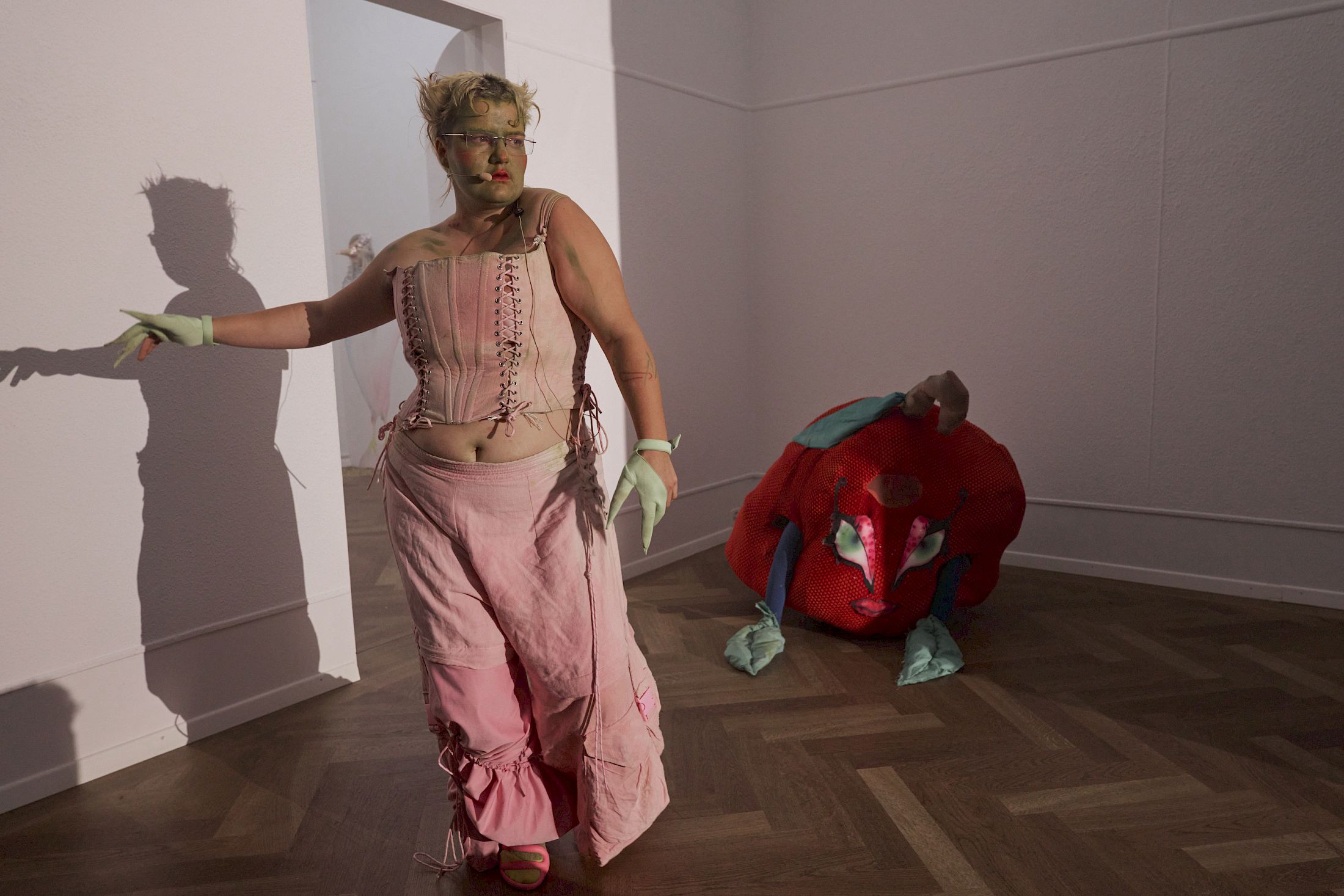 Exhibition View Solo Show Rebecca Solari «POGO NEL BRODO ; view on Rebecca Solari, Performance featuring Marlène Charpentié and Rozy Tergemina Sapelkine» at Krone Couronne, Biel/Bienne, 2025 / Photo: Séraphine Sallin-Mason / Courtesy: the artist and Krone Couronne