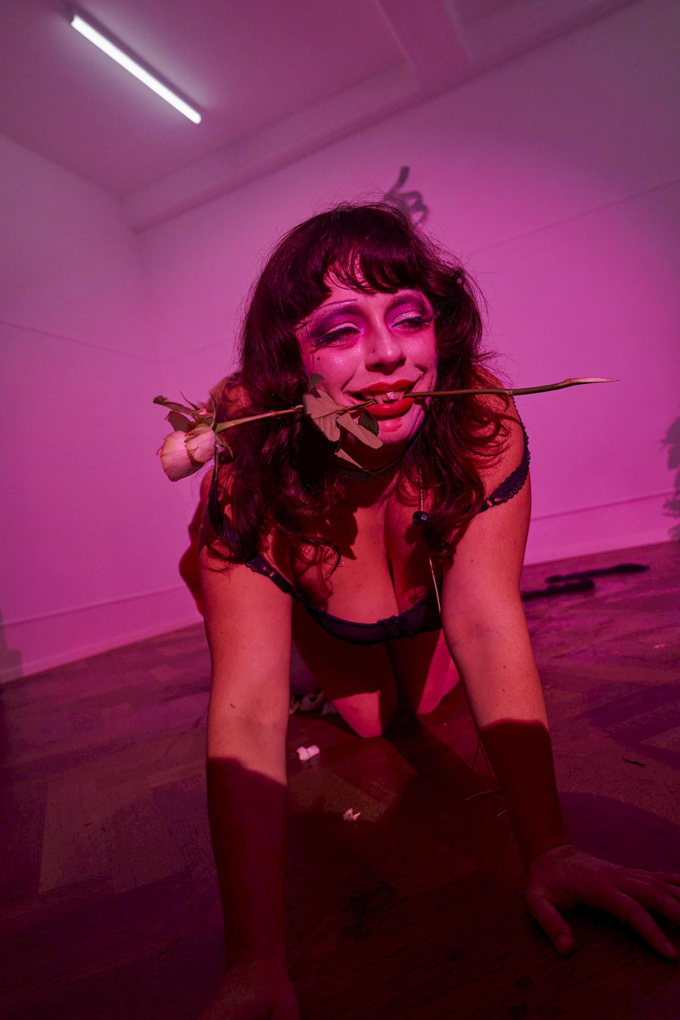 Exhibition View Solo Show Rebecca Solari «POGO NEL BRODO ; view on Rebecca Solari, Performance featuring Marlène Charpentié and Rozy Tergemina Sapelkine» at Krone Couronne, Biel/Bienne, 2025 / Photo: Séraphine Sallin-Mason / Courtesy: the artist and Krone Couronne