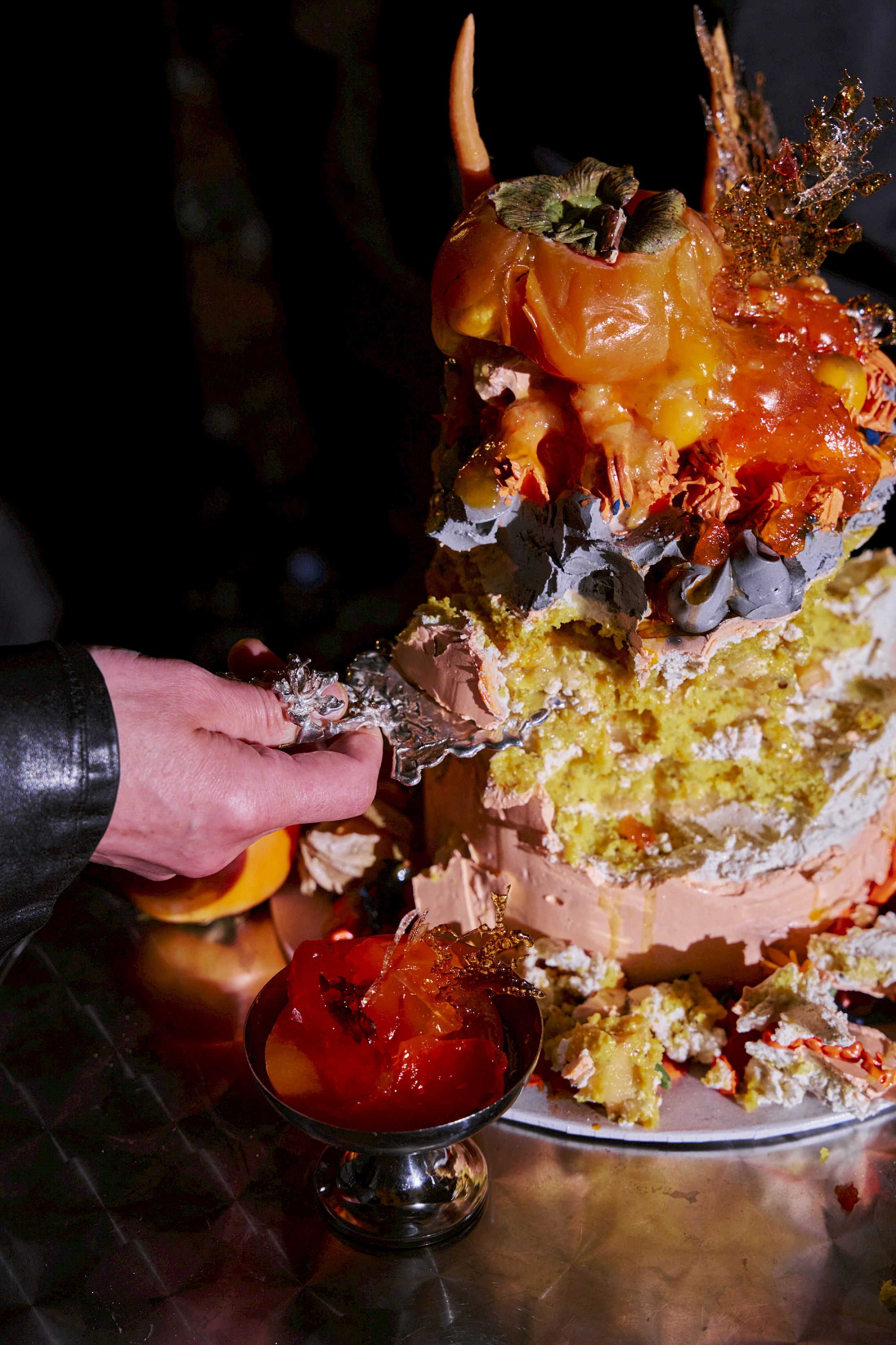 Exhibition View Solo Show Rebecca Solari «POGO NEL BRODO ; view on Rebecca Solari, Performance featuring Marlène Charpentié and Rozy Tergemina Sapelkine» at Krone Couronne, Biel/Bienne, 2025 / Photo: Séraphine Sallin-Mason / Courtesy: the artist and Krone Couronne