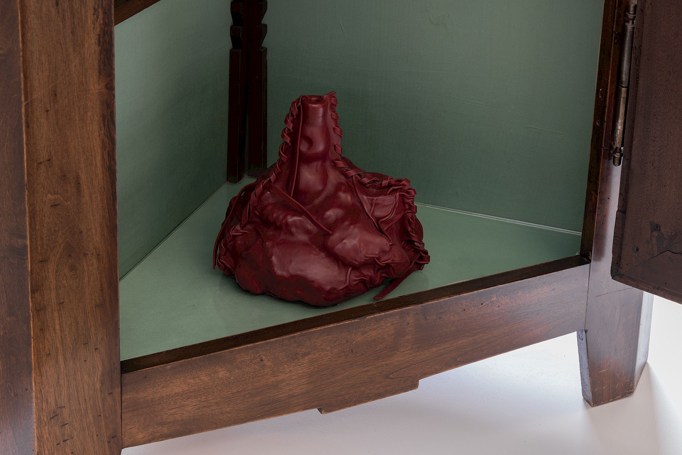 Exhibition View Group Show «Stocker comme des objets ; view on Camille Farrah Buhler, Emotional Anatomy, 2026, ceramic, glass, lamb leather, powder-coated steel, ~30 × 22 × 25 cm» at Widefield, Geneva, 2026 / Photo: Remy Ugarte Vallejos / Courtesy: the artists and Widefield