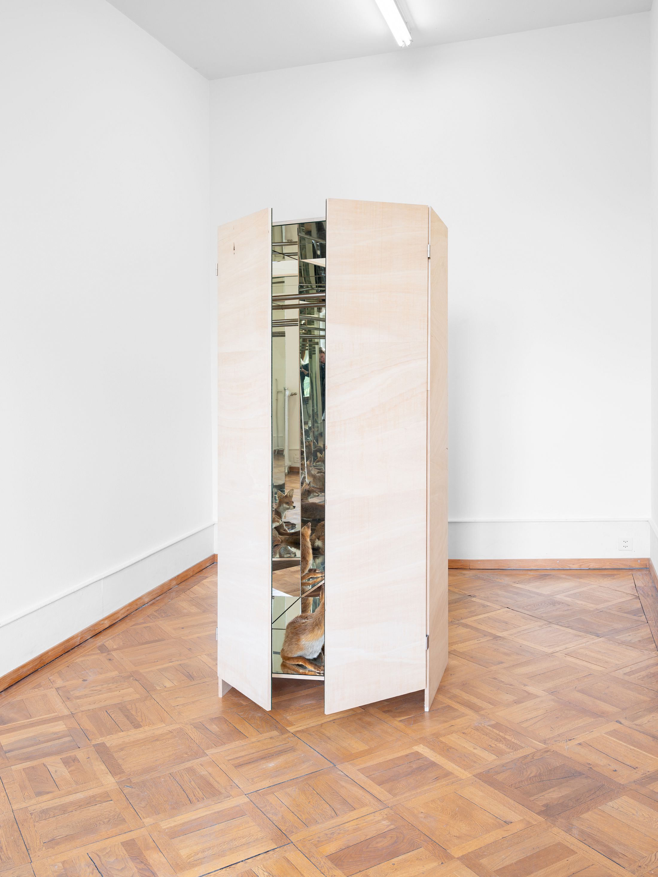 Exhibition View Solo Show Alexandra Bircken «SomaSemaSoma ; view on Multiple, 2017, Wood, glue, mirror, taxidermy fox, metal fillings» at Kunsthaus Biel, Biel/Bienne, 2025 / Photo: Lea Kunz / Courtesy: the artist; BQ, Berlin; Herald St, London and Maureen Paley, London