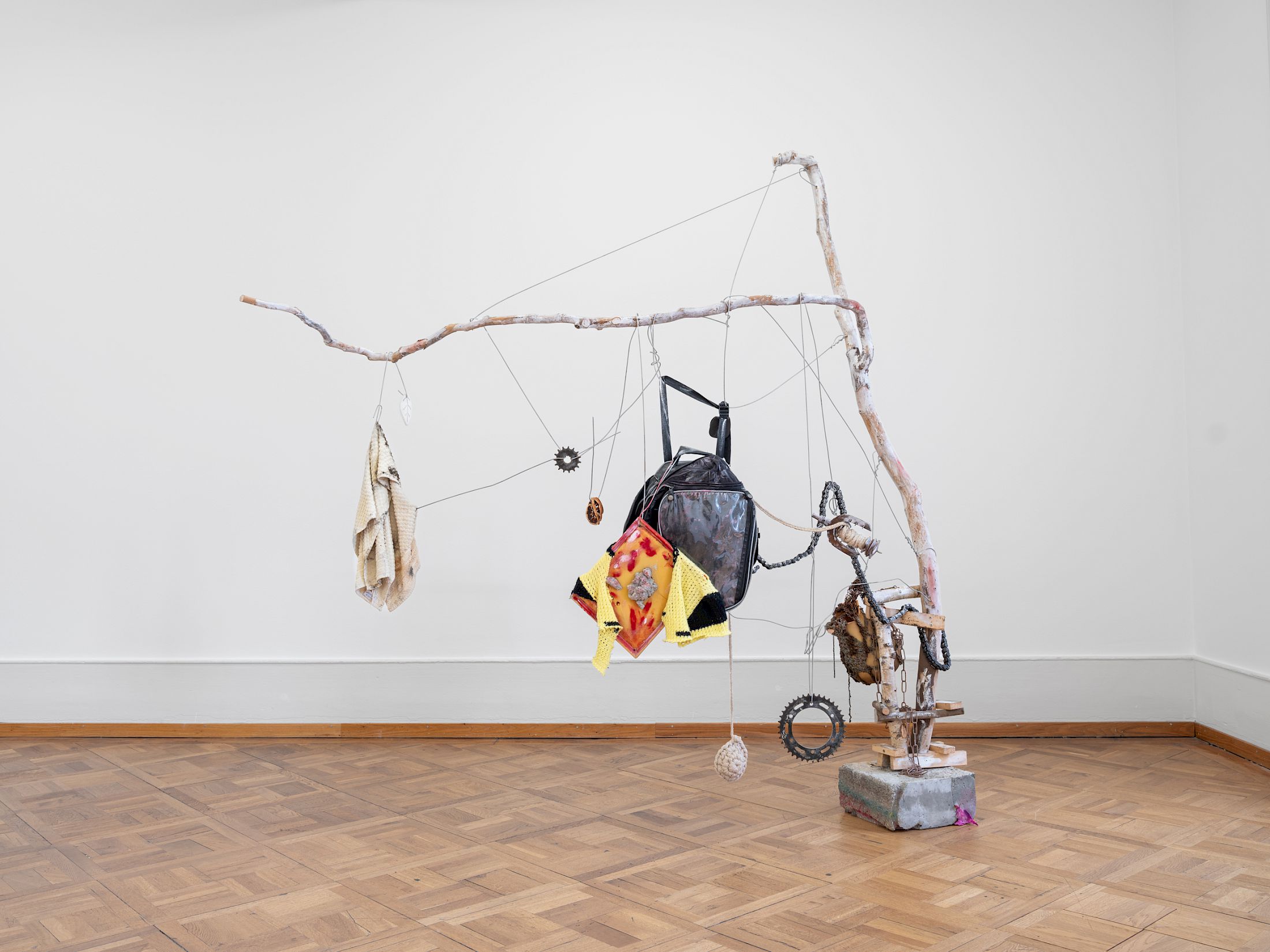Exhibition View Solo Show Alexandra Bircken «SomaSemaSoma ; view on Soulution, 2010, Wood, concrete, towel, yarn, wire, motorcycle chain, sprocket, wire chain, picture frame, knit, bag, paint, soap, clay jug, dried orange» at Kunsthaus Biel, Biel/Bienne, 2025 / Photo: Lea Kunz / Courtesy: the artist; BQ, Berlin; Herald St, London and Maureen Paley, London