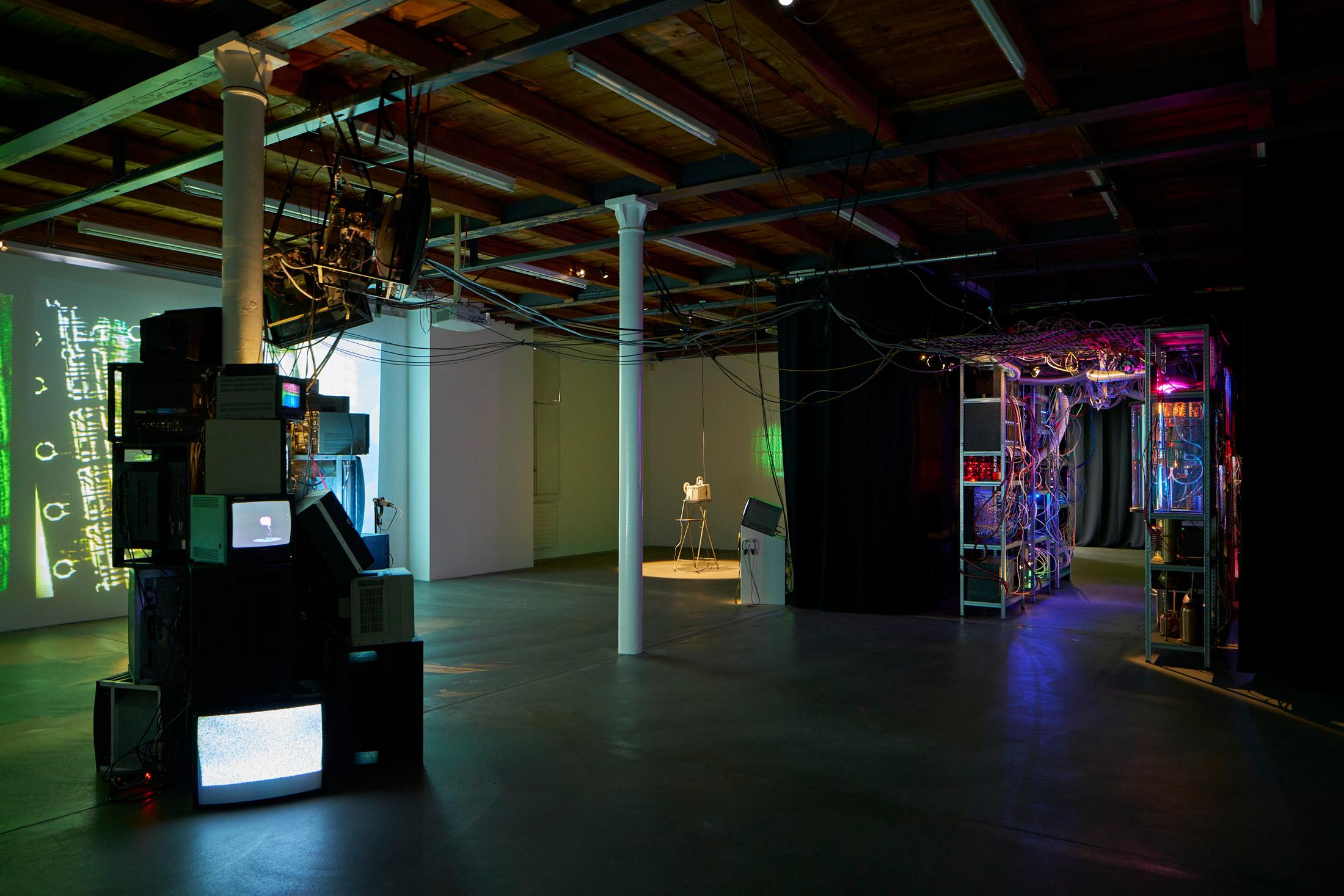 Exhibition View Solo Show [ a n y m a ] Michael Egger «Feedback Follies» at Kunsthalle Fri Art Fribourg, 2024-2025 / Photo: Guillaume Python / Courtesy of the artist and Kunsthalle Friart Fribourg