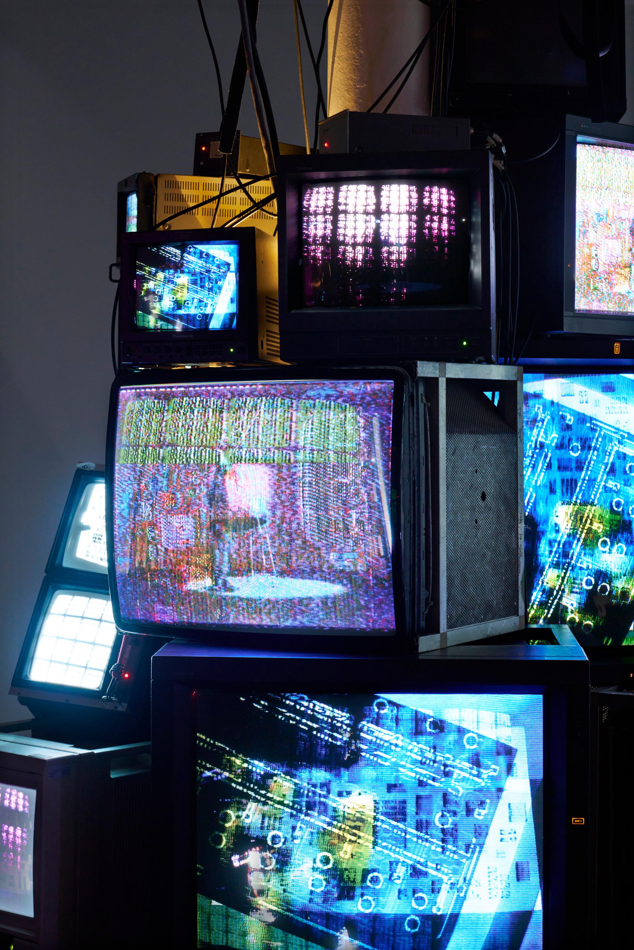 Exhibition View Solo Show [ a n y m a ] Michael Egger «Feedback Follies; view on Synkie (module Fernsehturm, detail), 2010/2024» at Kunsthalle Fri Art Fribourg, 2024-2025 / Photo: Guillaume Python / Courtesy of the artist and Kunsthalle Friart Fribourg