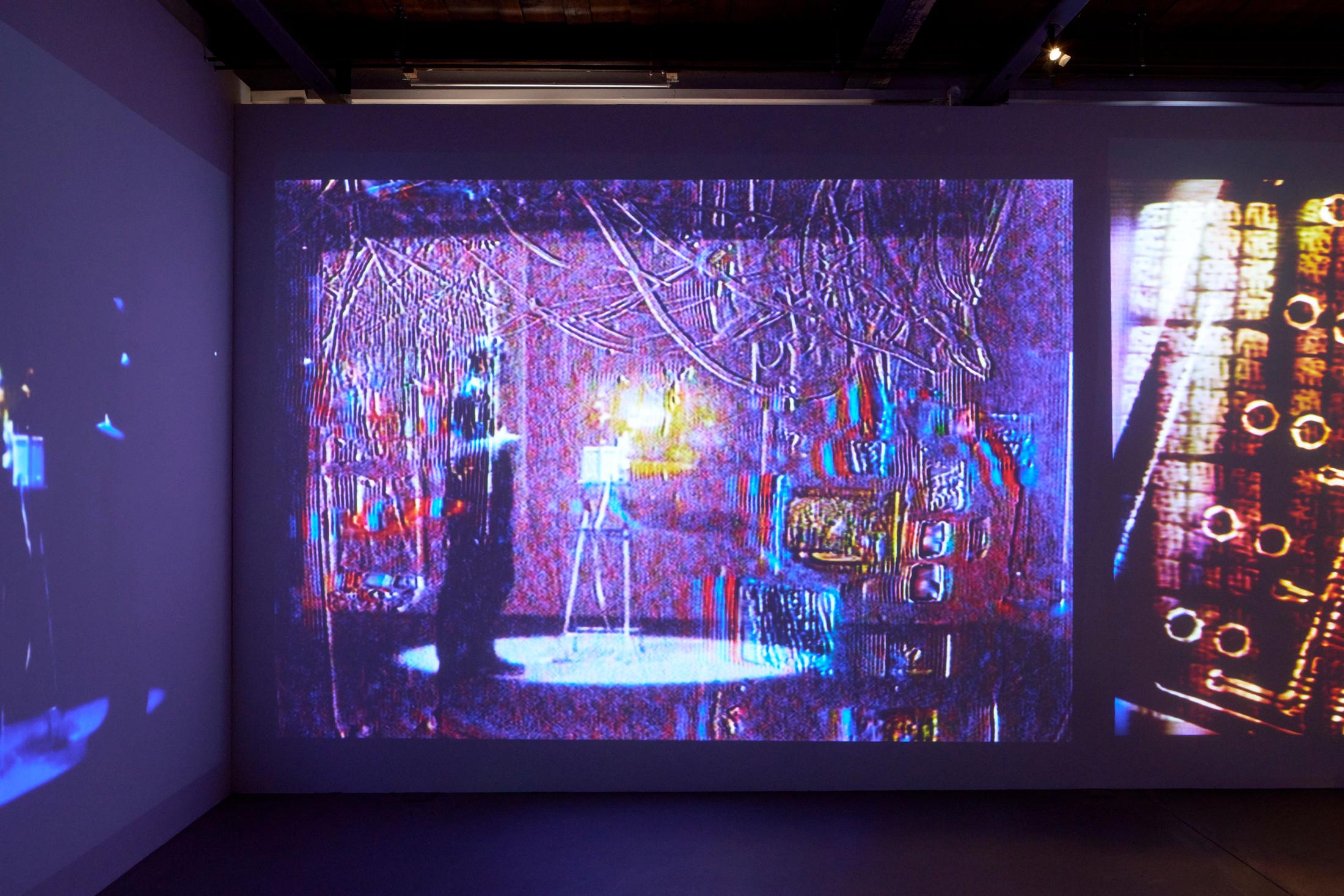 Exhibition View Solo Show [ a n y m a ] Michael Egger «Feedback Follies; view on Synkie (projection), 2010/2024» at Kunsthalle Fri Art Fribourg, 2024-2025 / Photo: Guillaume Python / Courtesy of the artist and Kunsthalle Friart Fribourg