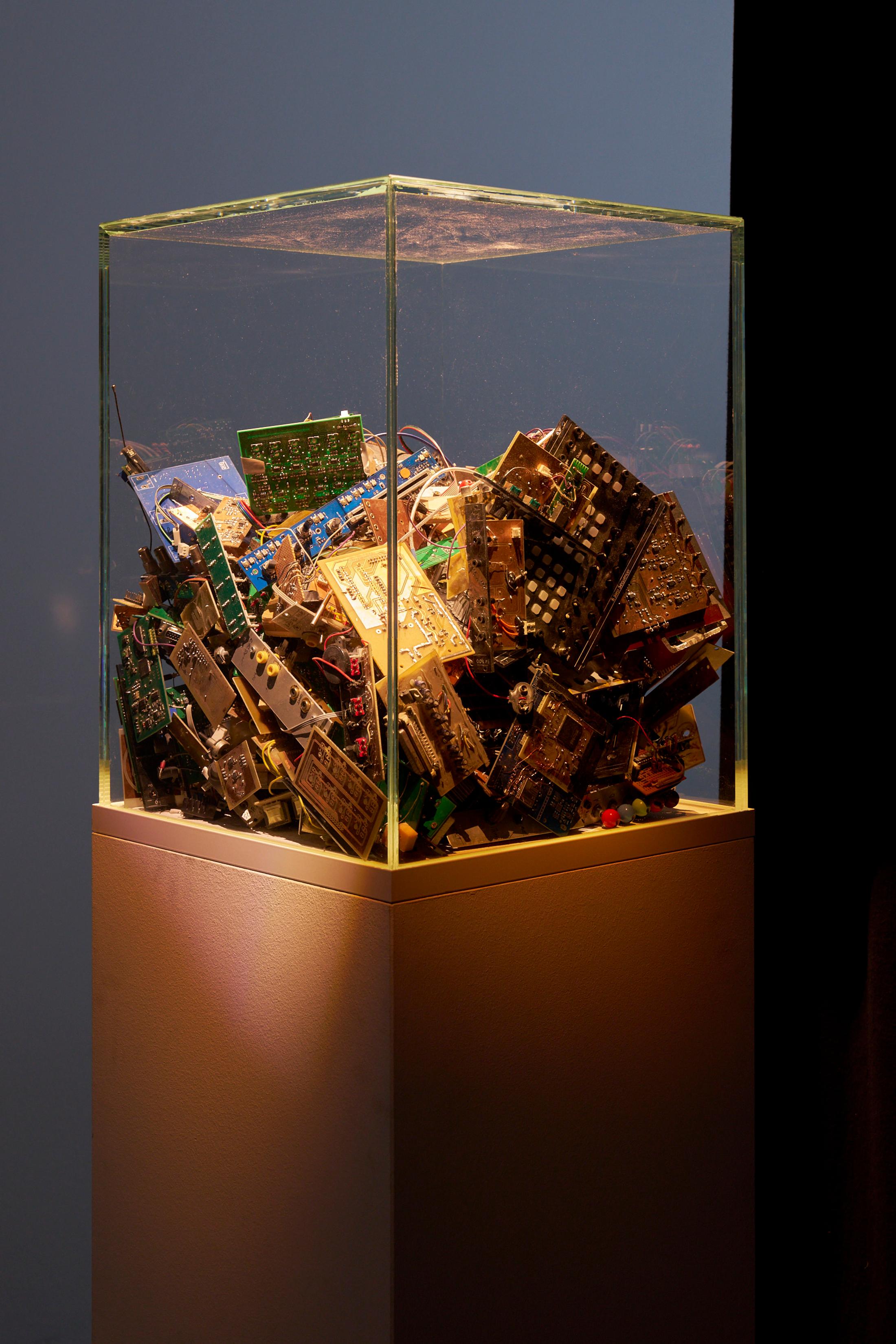 Exhibition View Solo Show [ a n y m a ] Michael Egger «Feedback Follies; view on Circuits, 2018/2024» at Kunsthalle Fri Art Fribourg, 2024-2025 / Photo: Guillaume Python / Courtesy of the artist and Kunsthalle Friart Fribourg