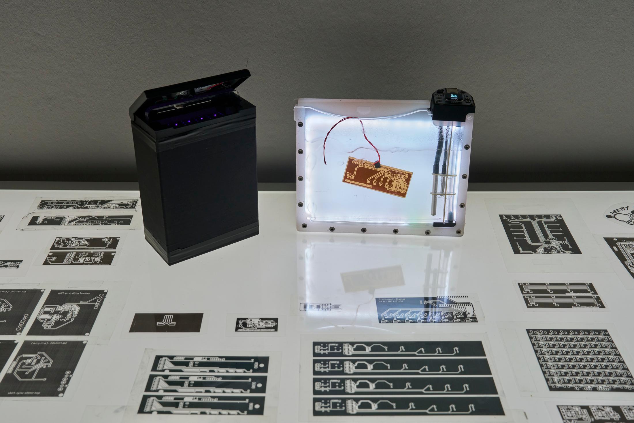 Exhibition View Solo Show [ a n y m a ] Michael Egger «Feedback Follies; view on Ätzbox, 2018/2024» at Kunsthalle Fri Art Fribourg, 2024-2025 / Photo: Guillaume Python / Courtesy of the artist and Kunsthalle Friart Fribourg