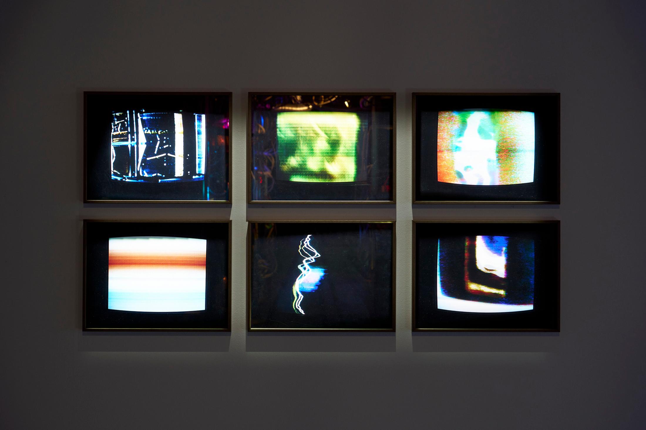 Exhibition View Solo Show [ a n y m a ] Michael Egger «Feedback Follies; view on Screenshot I–VI, 2021» at Kunsthalle Fri Art Fribourg, 2024-2025 / Photo: Guillaume Python / Courtesy of the artist and Kunsthalle Friart Fribourg