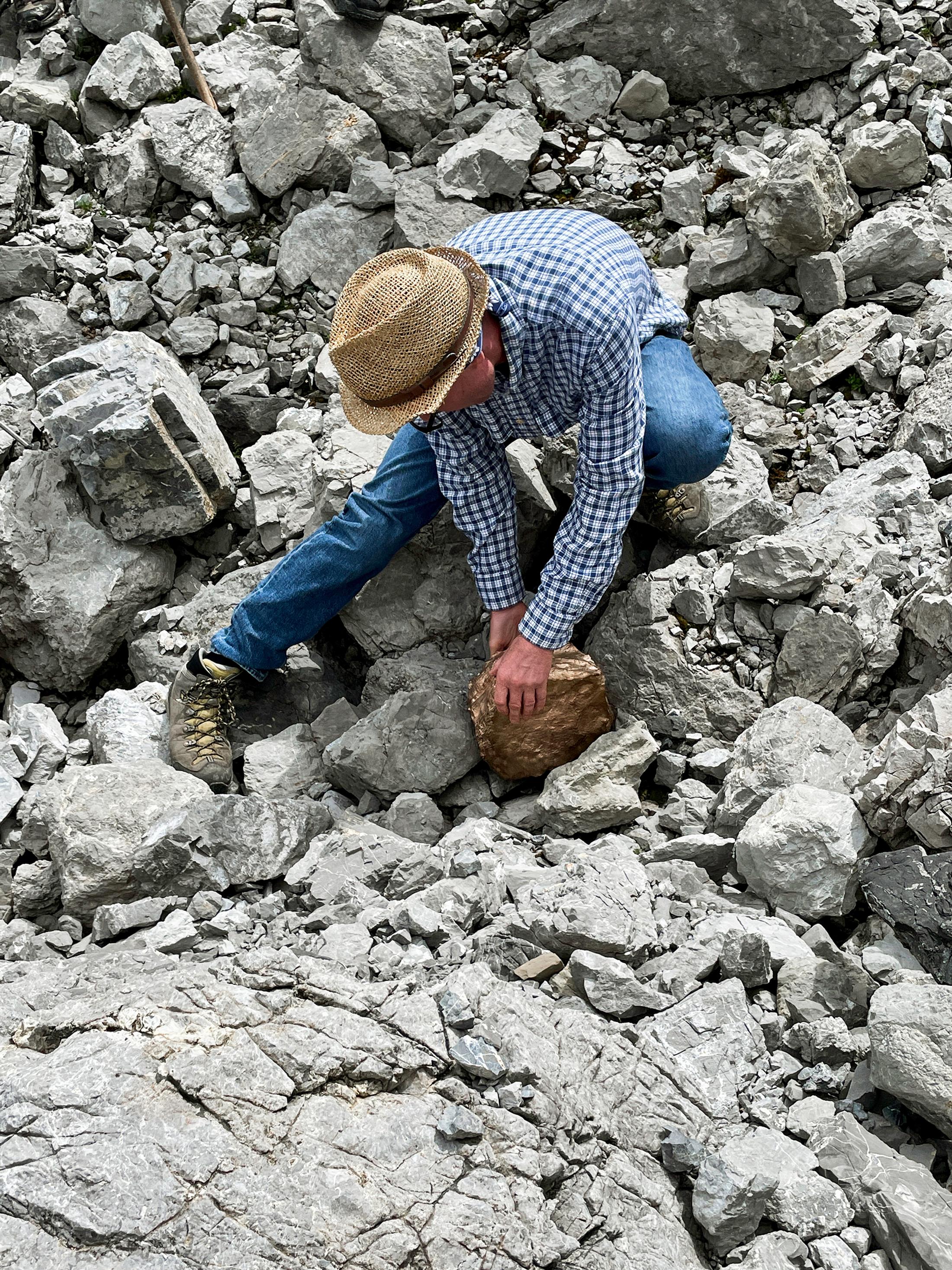 Performance View Solo Show Andrea Muheim «Der Mensch nimmt, sammelt und stiehlt, was er will.» at Val Zuort, Scuol, 2024 / Photo: Lioba Wackernell / Courtesy: The artist and Fundaziun Nairs