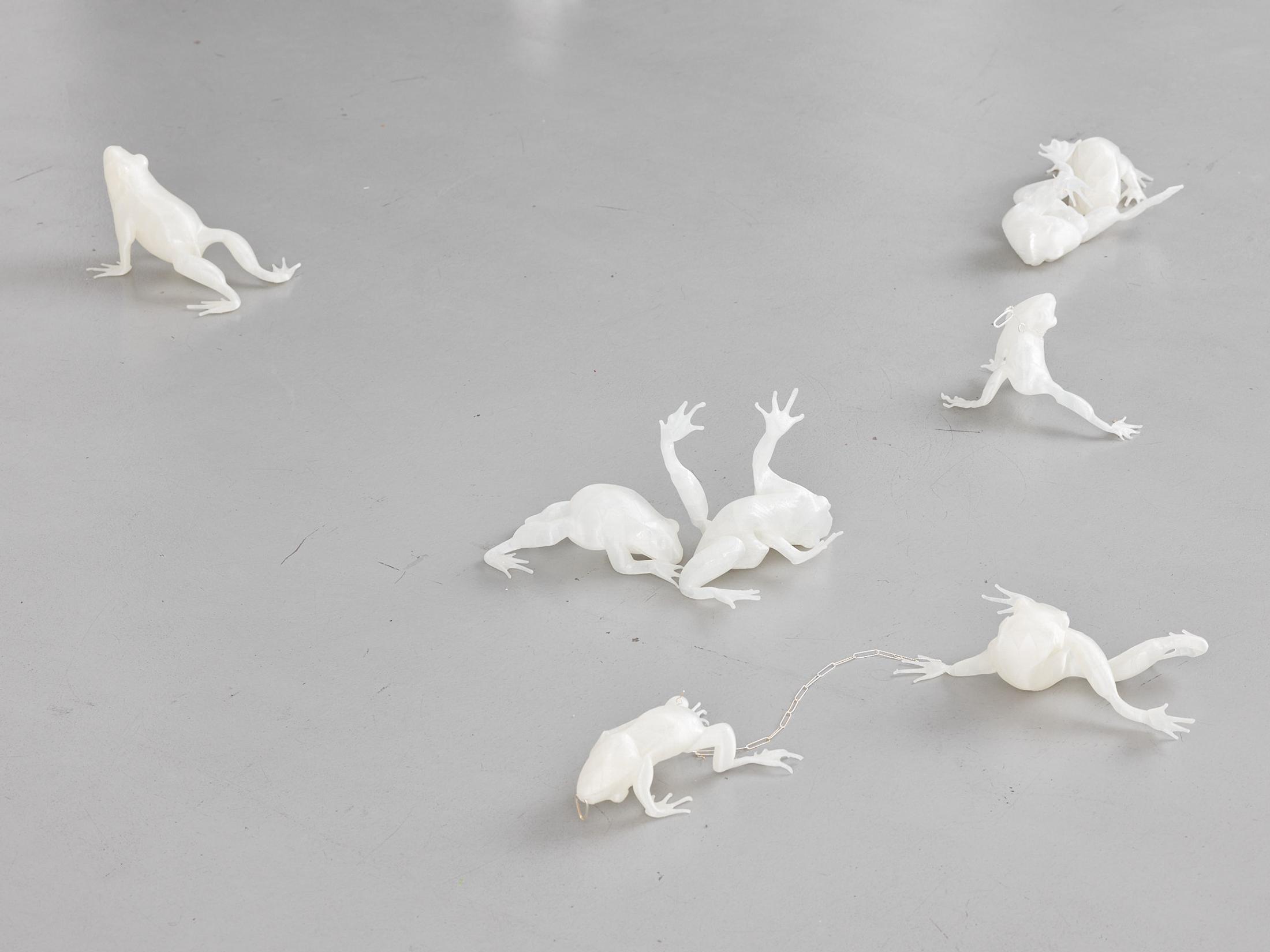 Exhibition View Solo Show Caroline Schattling Villeval «Carences et toute-puissance; view on Caroline Schattling Villeval, Still (castable), 2024, 3D impression, wax, silver-plated chains, variable dimensions» at Centre d'édition contemporaine, Geneva, 2024 / Photo: Sandra Pointet / Courtesy: the artist and Centre d'édition contemporaine, Geneva