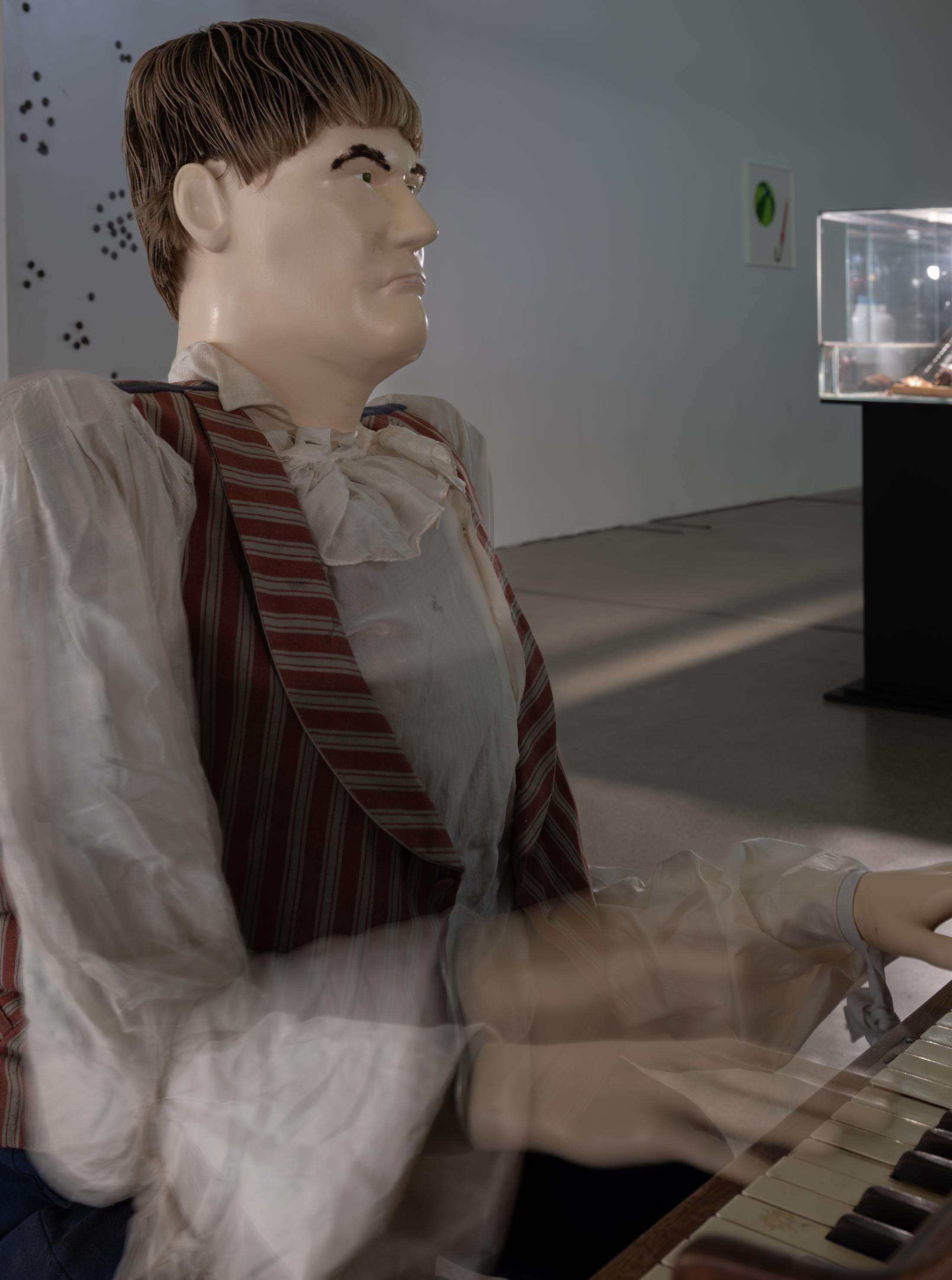 Exhibition View Duo Show Jos De Gruyter & Harald Thys «Impressions de Biel; view on REVEREND SIMONS, 2019, 3D printed hea wih plaster, metal, fabric, clothes, electric piano» at Kunsthaus Biel / Centre d'Art Bienne, Biel/Bienne, 2024 / Photo: Lea Kunz / Courtesy: the artists and Kunsthaus Biel
