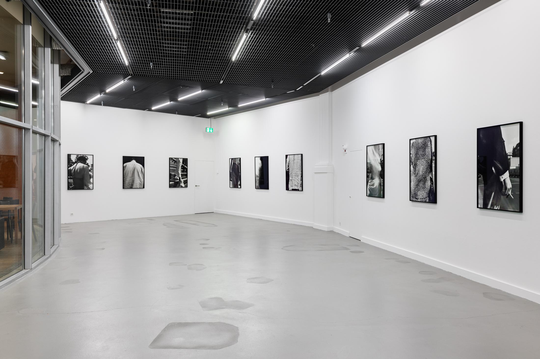 Exhibition View Solo Show Lukas Hoffmann «Strassenbilder» at Kunsthalle Luzern, Lucerne, 2024 / Photo: Kilian Bannwart / Courtesy: The artist and Kunsthalle Luzern